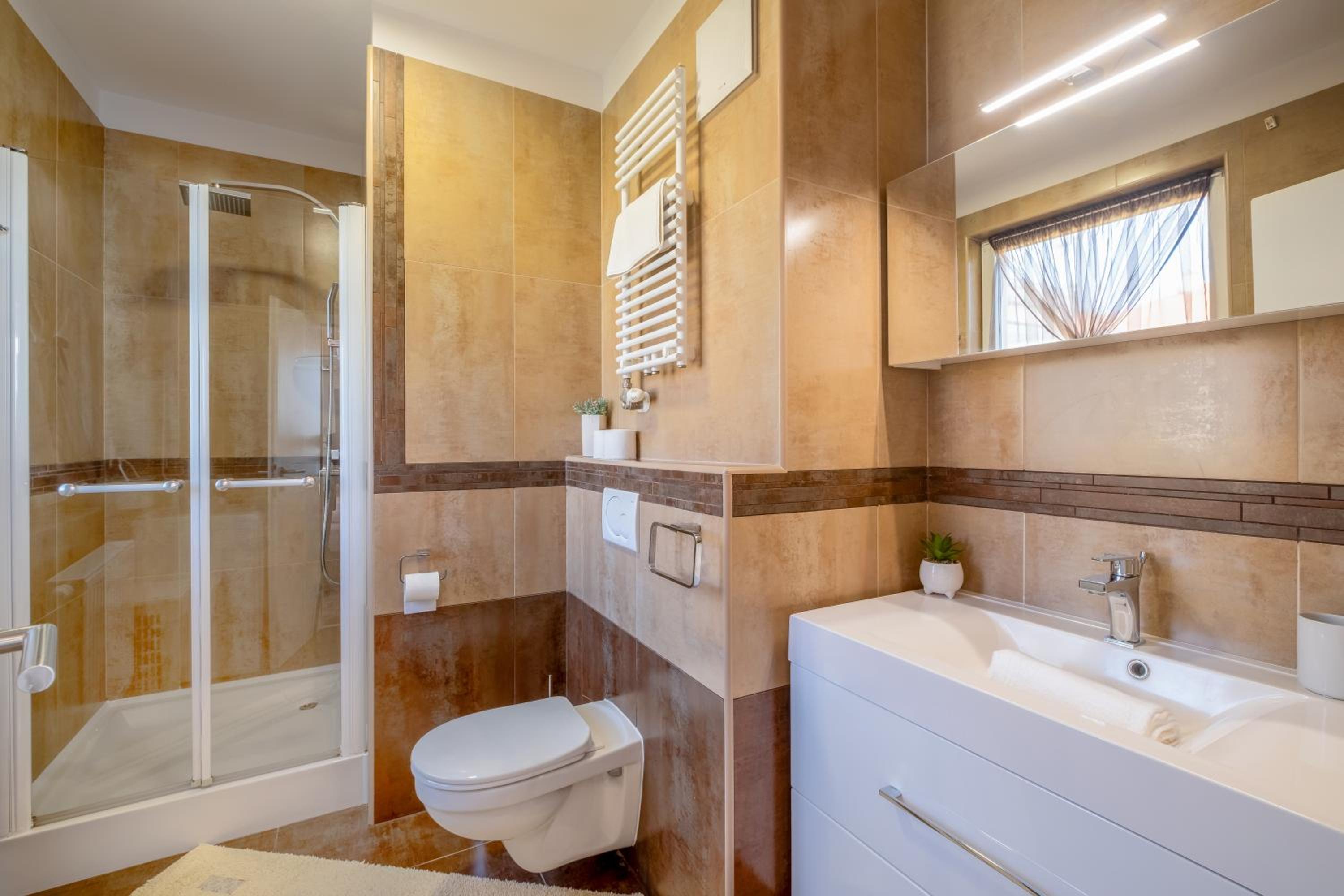 Two-Bedroom Apartment with Lake View photo 2