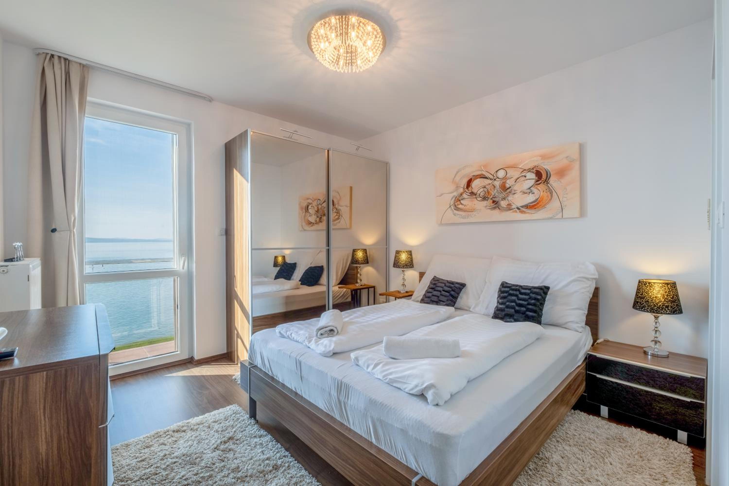 Two-Bedroom Apartment with Lake View photo 2