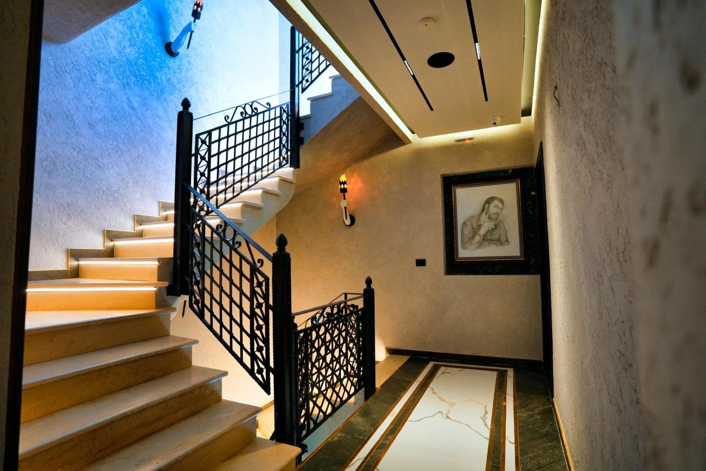 Deluxe Queen Suite