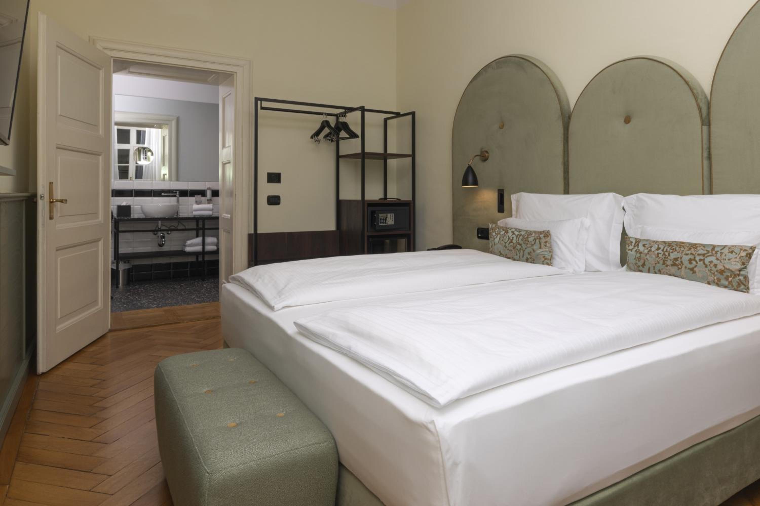 Suite - Photo 1