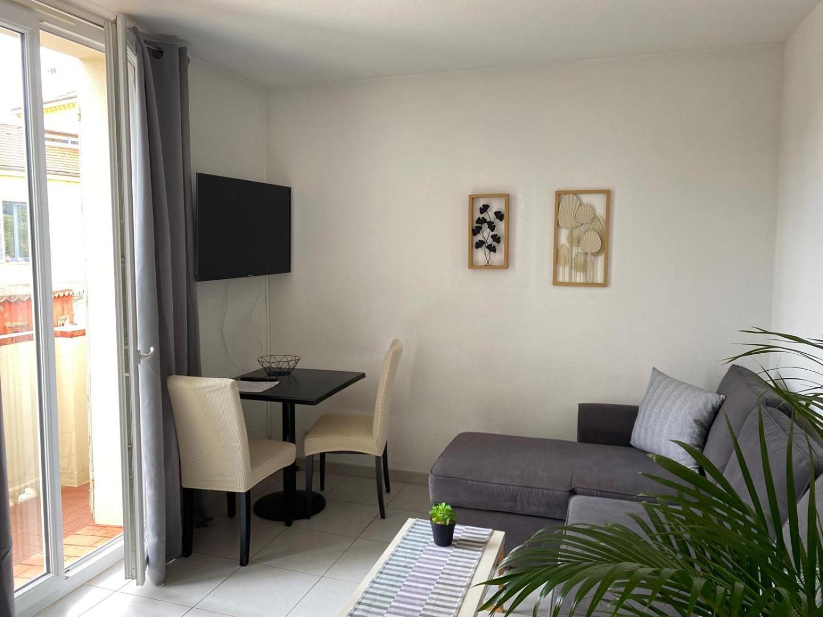 Apartment with Balcony - Photo 6