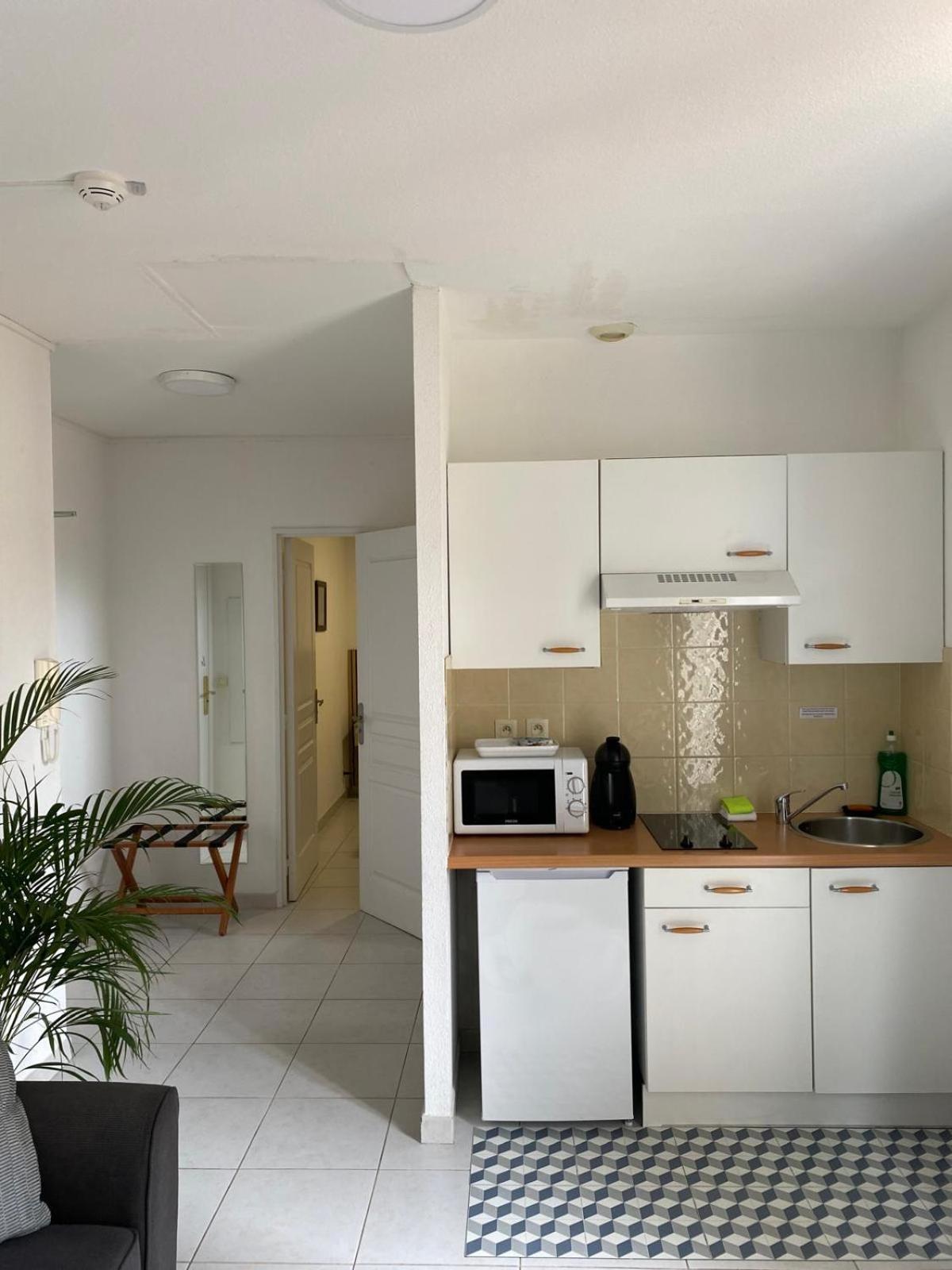 Apartment with Balcony - Photo 4