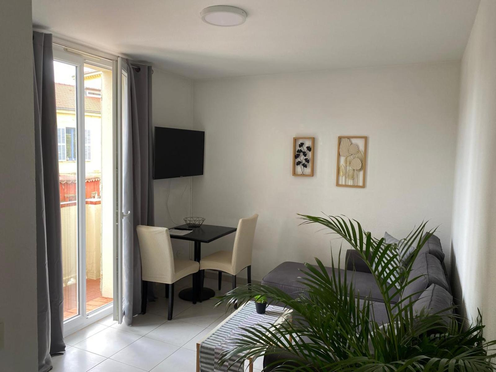 Apartment with Balcony - Photo 3