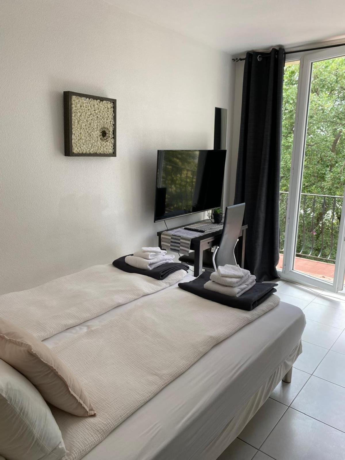 Studio Suite - Photo 1