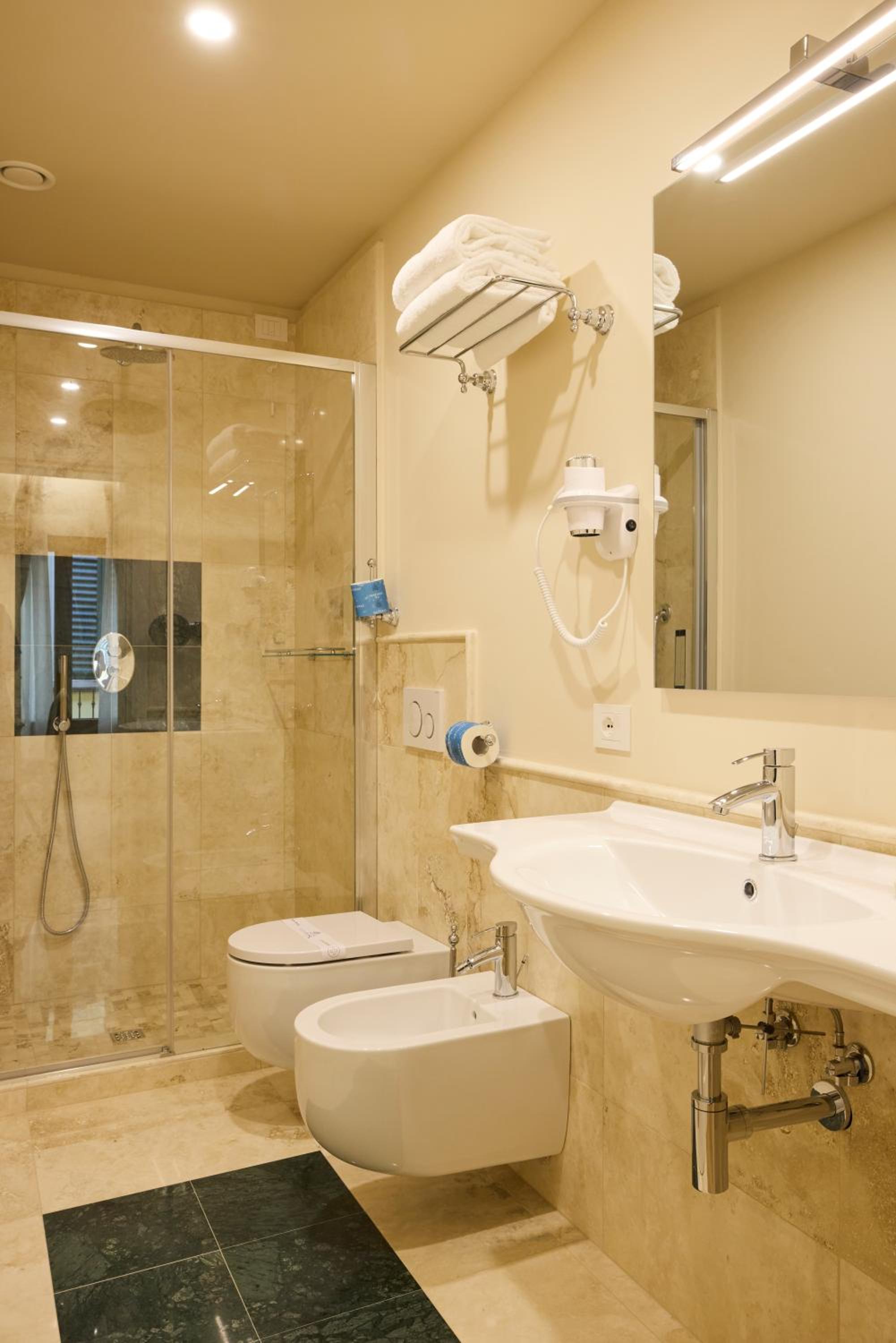 Standard Double or Twin Room in Dependence photo 3