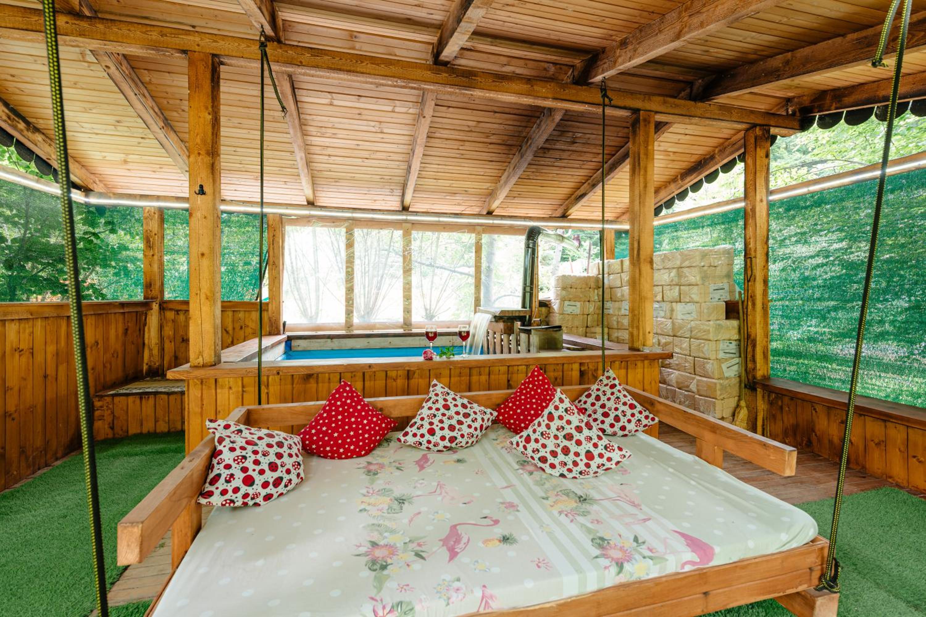 Six-Bedroom House photo 3