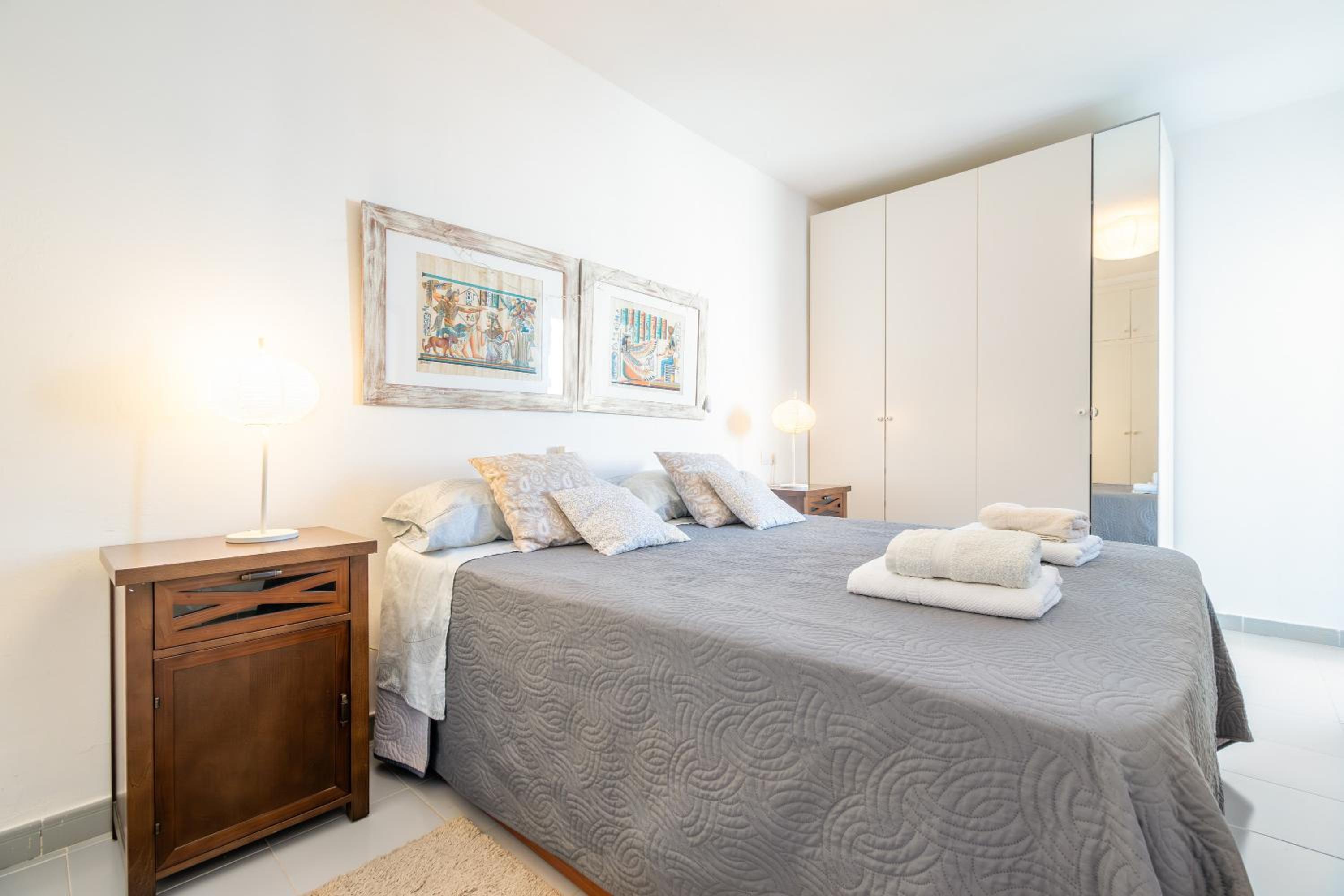 Apartamento de un dormitorio superior con balcón