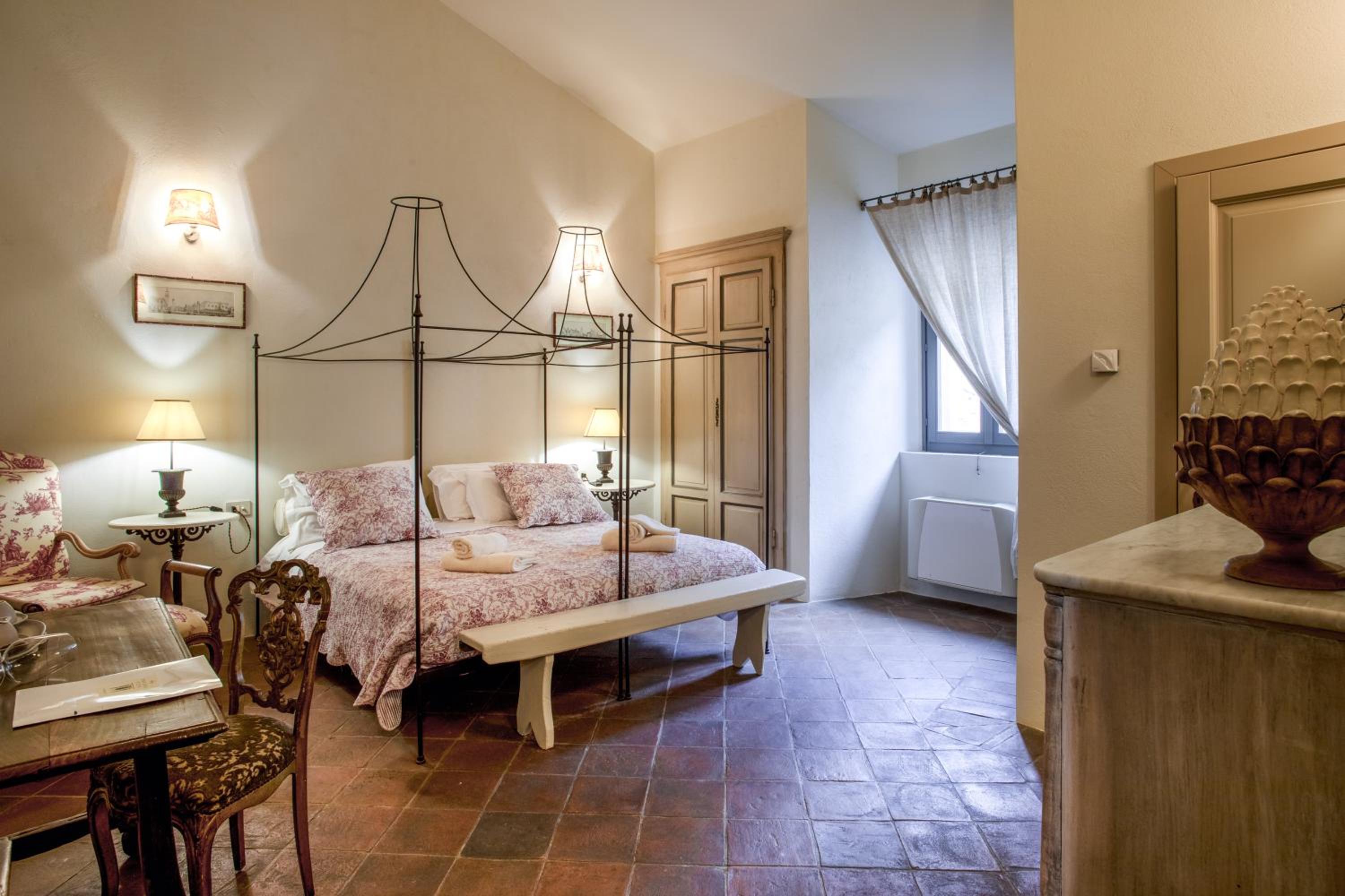 Double Room - Photo 16