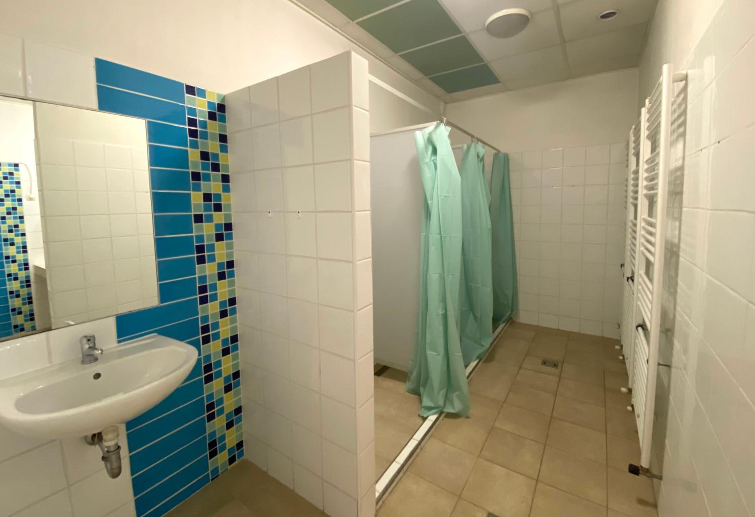 Family Room with Shared Bathroom photo 2