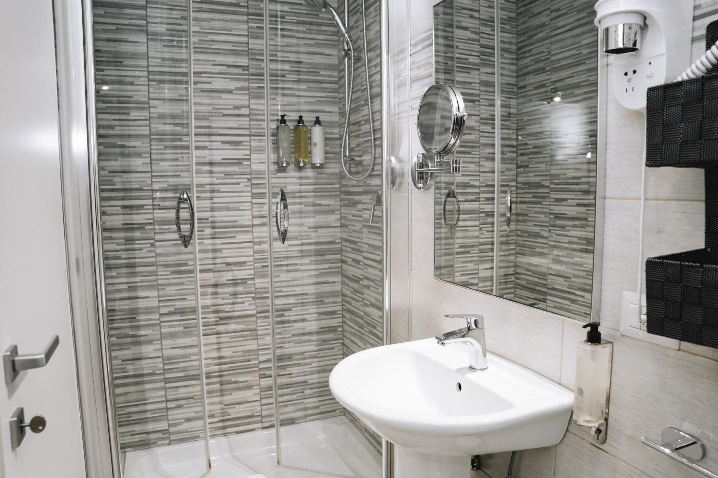 Double or Twin Room with Private Bathroom photo 3