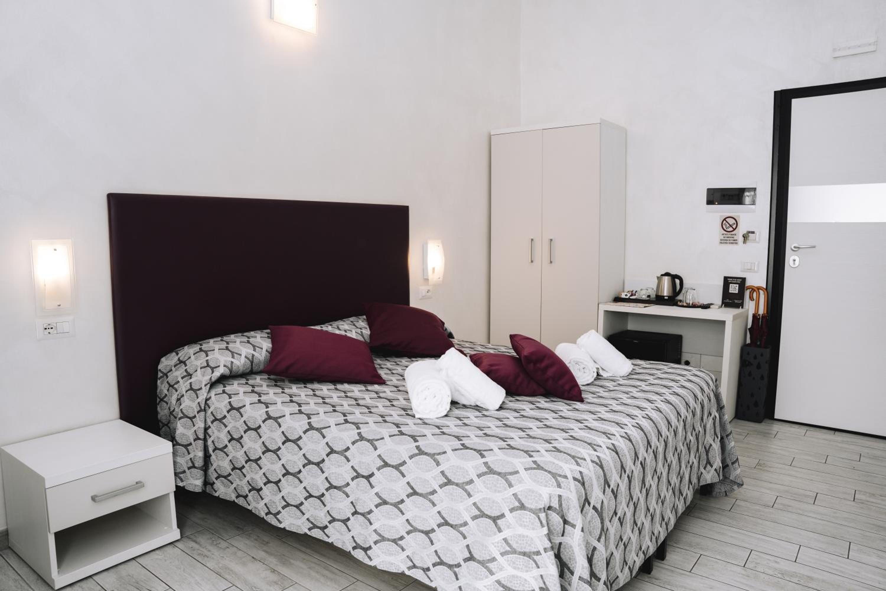 Double or Twin Room with Private Bathroom photo 3