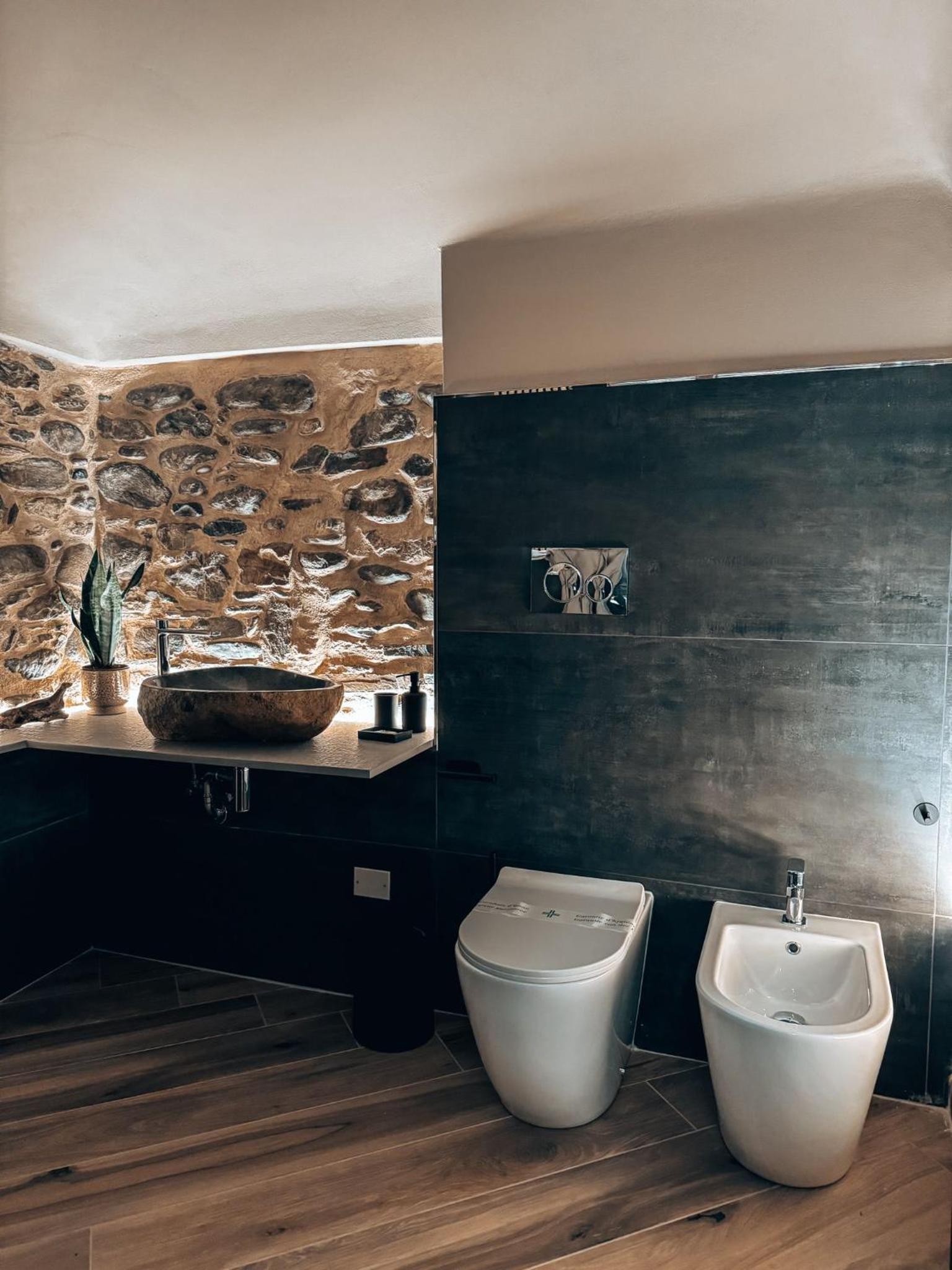 Deluxe Suite with Spa Bath - Photo 6