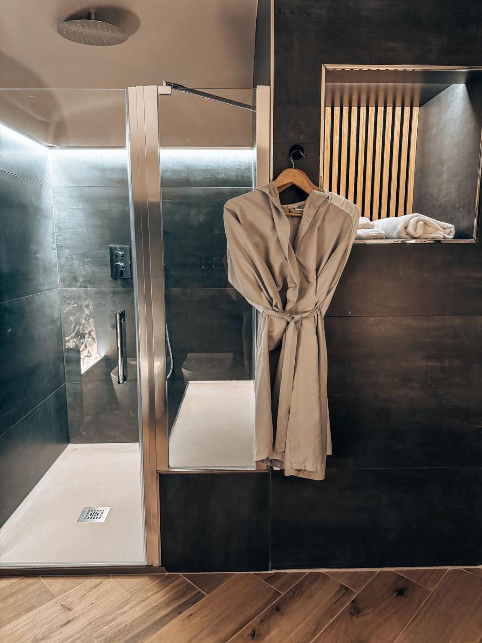Deluxe Suite with Spa Bath - Photo 4