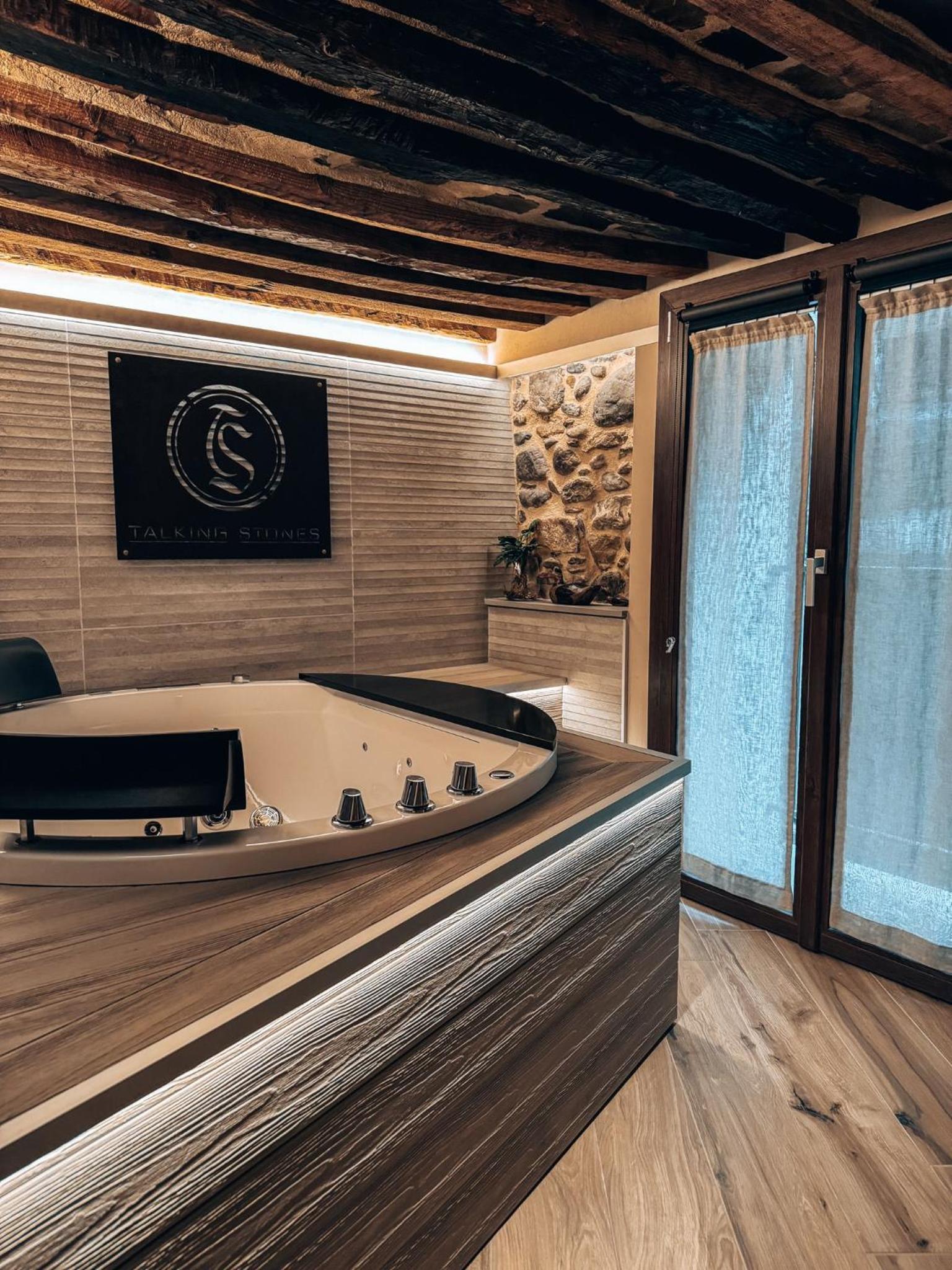Deluxe Suite with Spa Bath - Photo 5