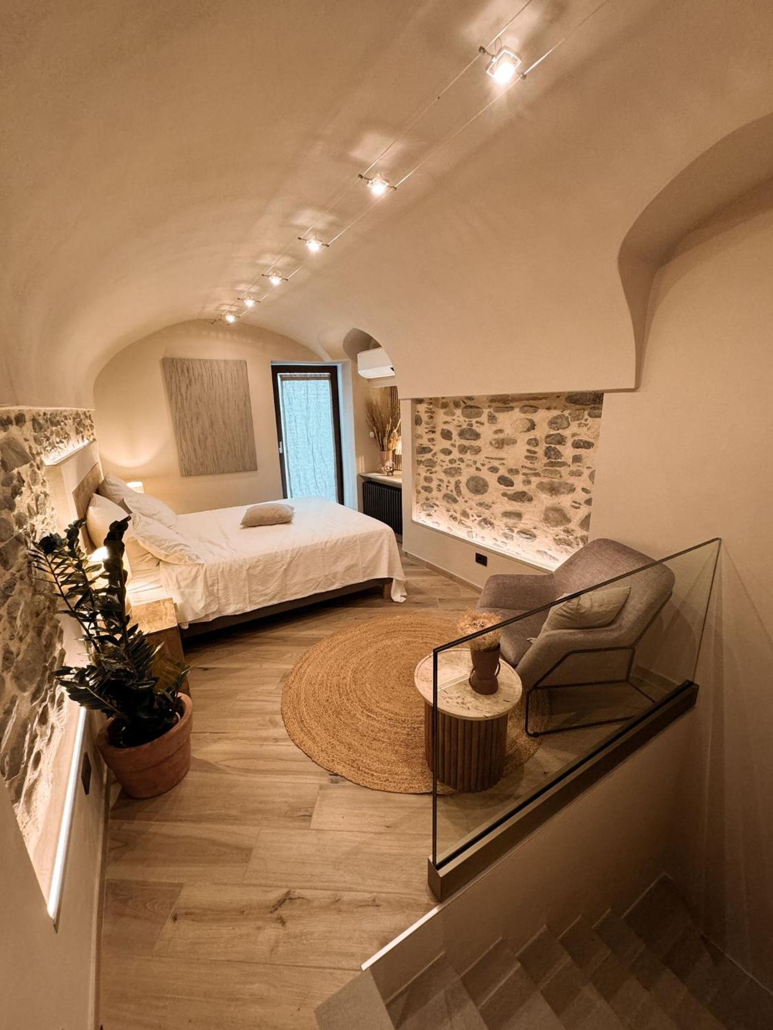 Deluxe Suite with Spa Bath - Photo 2