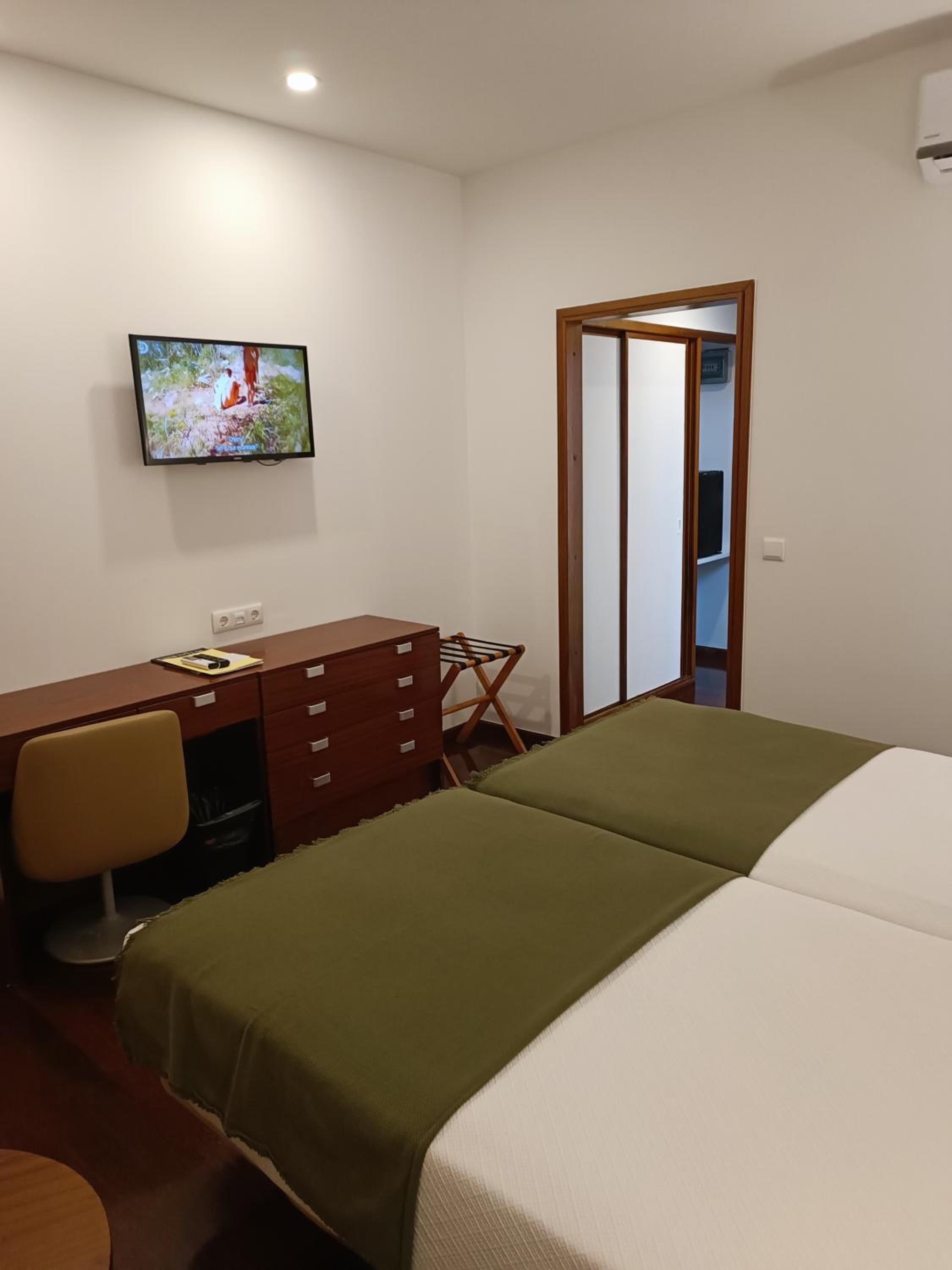 Twin Room with Balcony - Photo 4