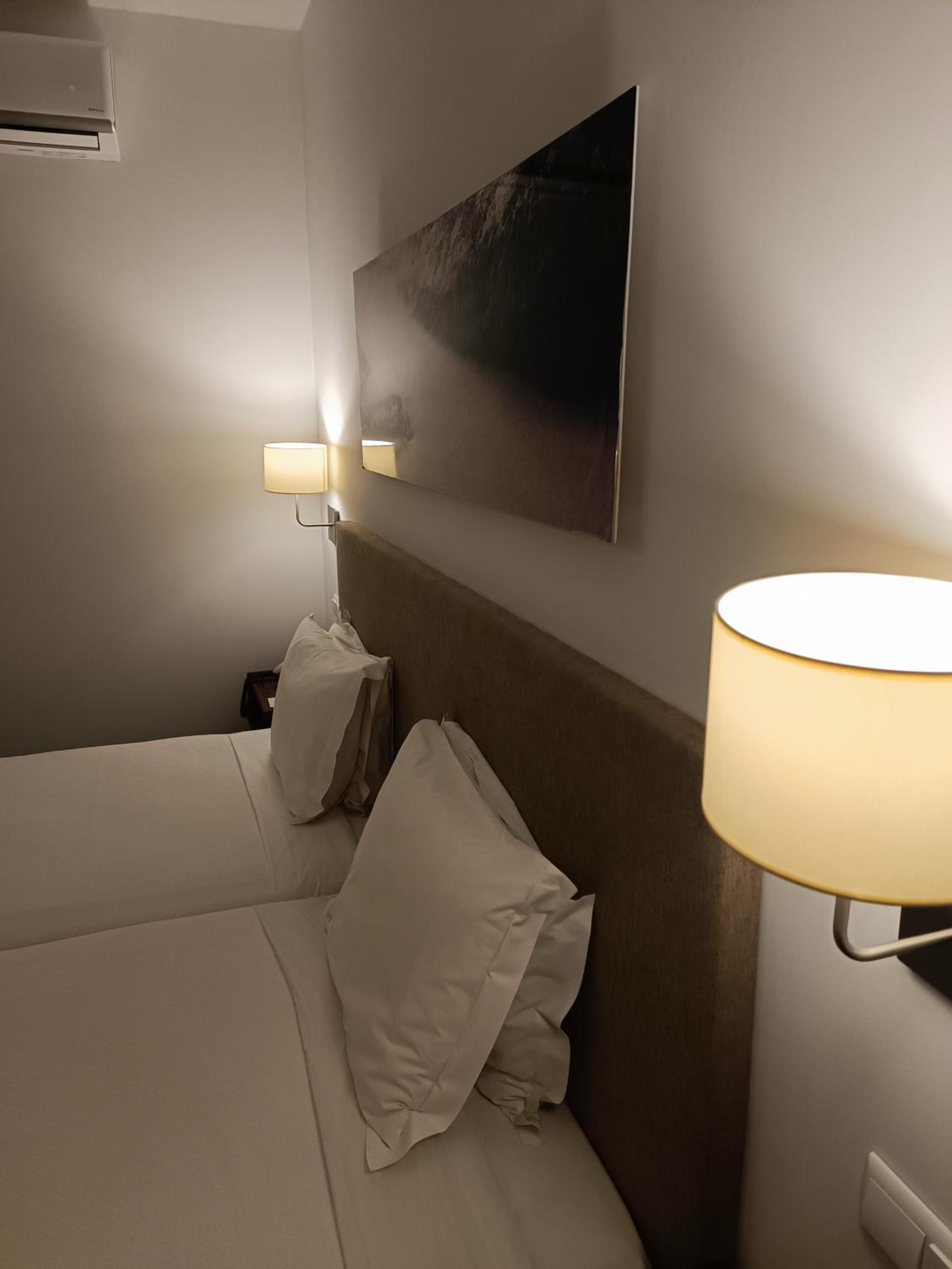 Twin Room with Balcony - Photo 3