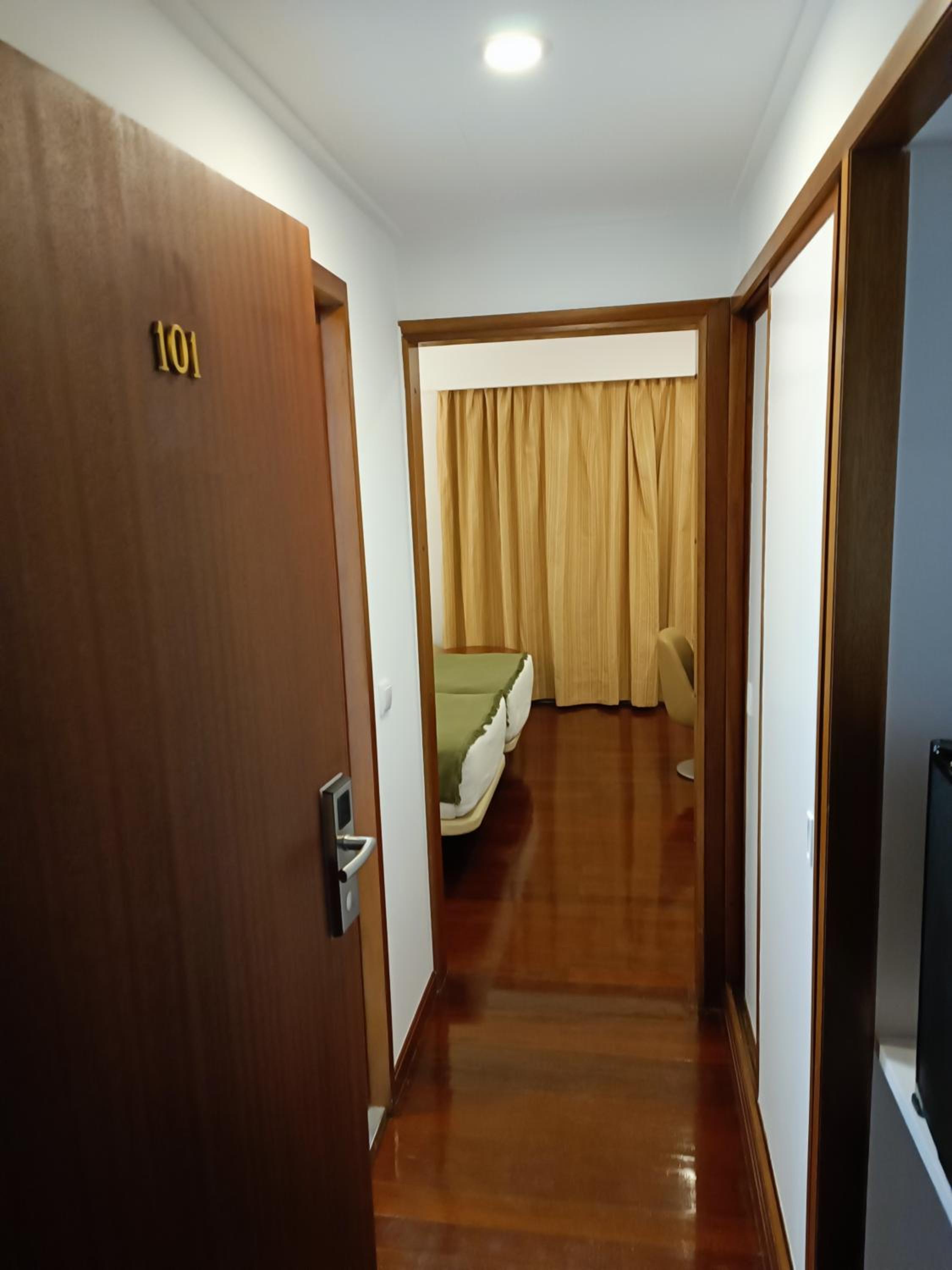 Twin Room with Balcony - Photo 6