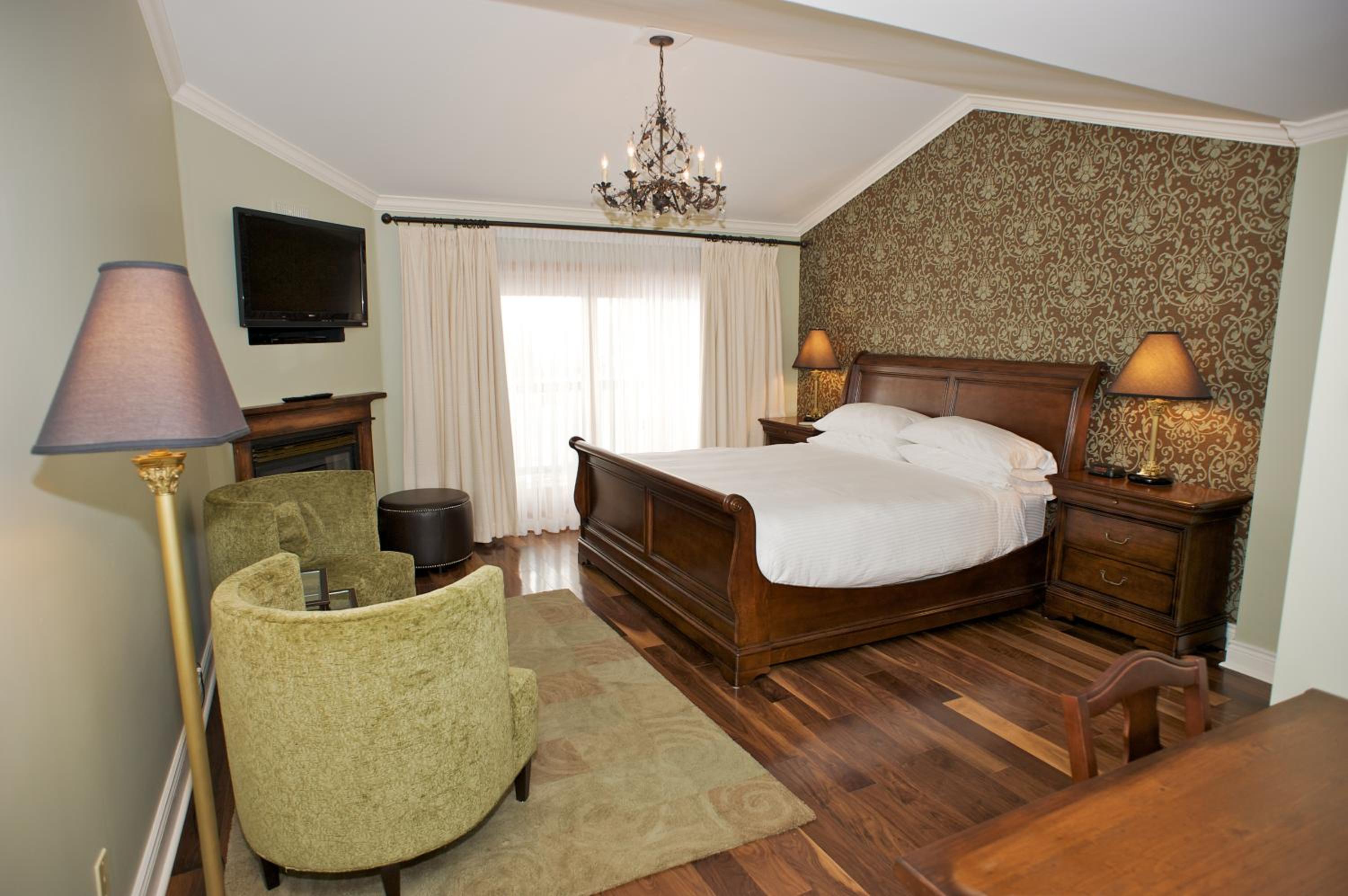 Superior King Room with Lake View photo 2