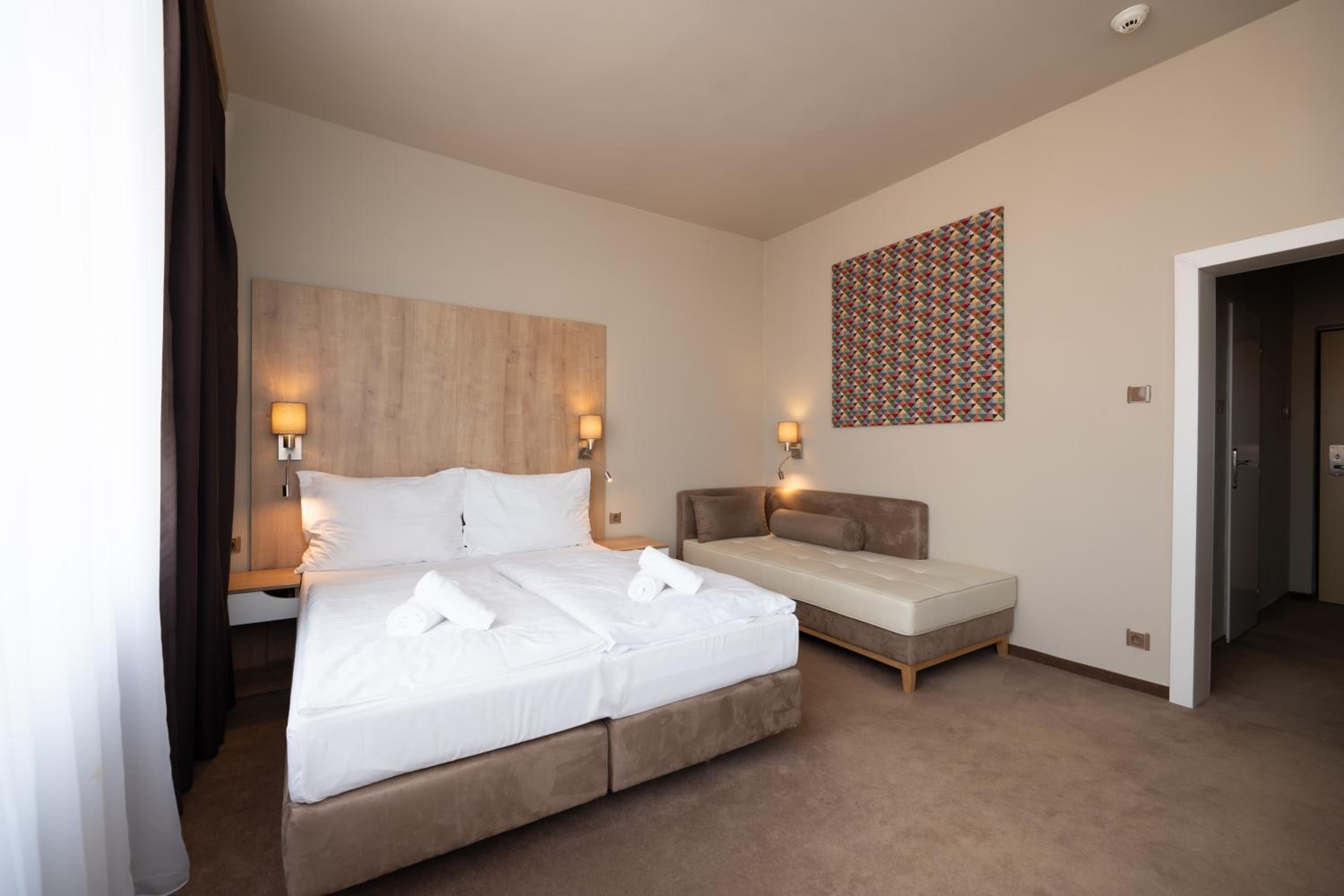 Deluxe Double Room with Bath Or Shower - Photo 9