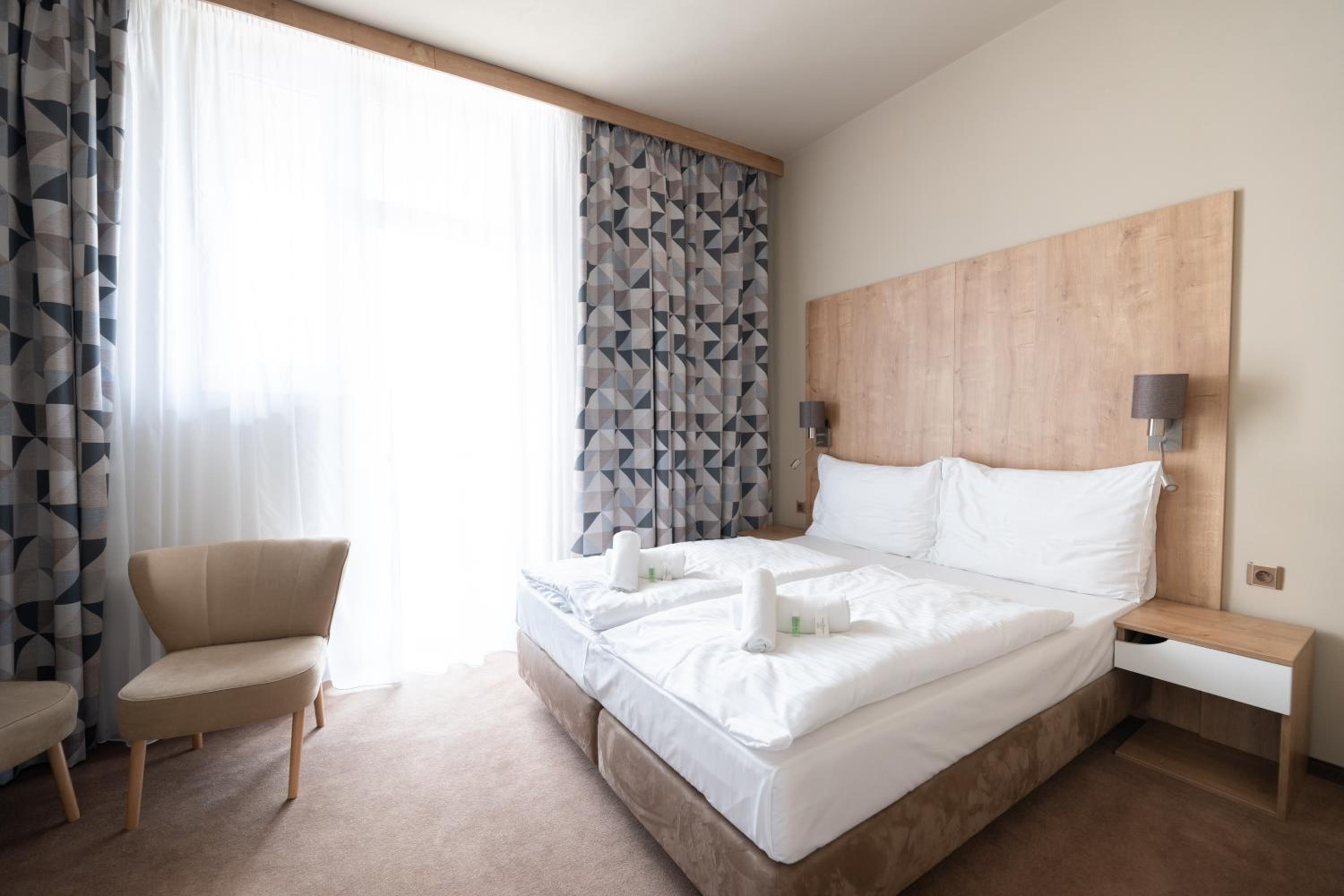 Deluxe Double Room with Bath Or Shower - Photo 3