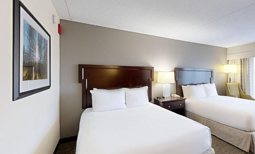 Deluxe Queen Room with Two Queen Beds - Non-Smoking - Photo 4