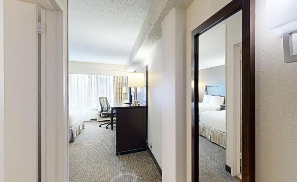 Deluxe Queen Room with Two Queen Beds - Non-Smoking - Photo 2