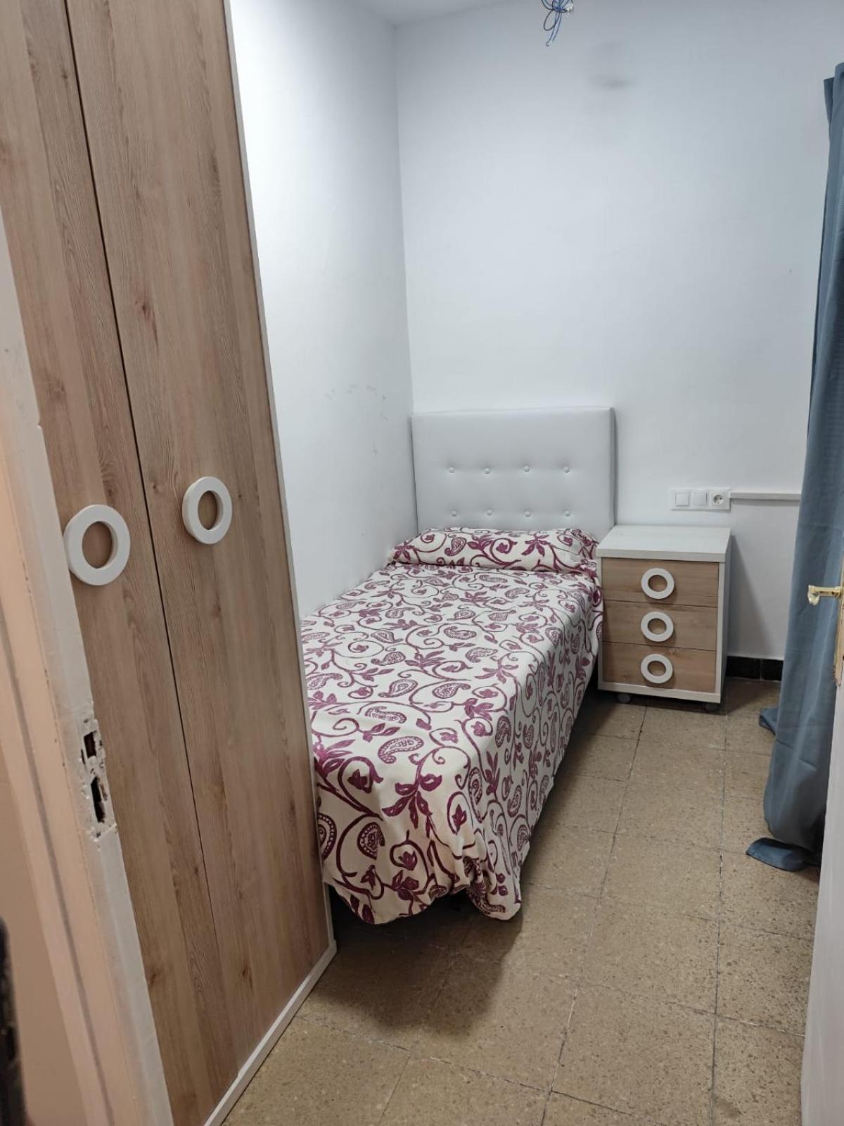 Habitación individual con baño compartido
