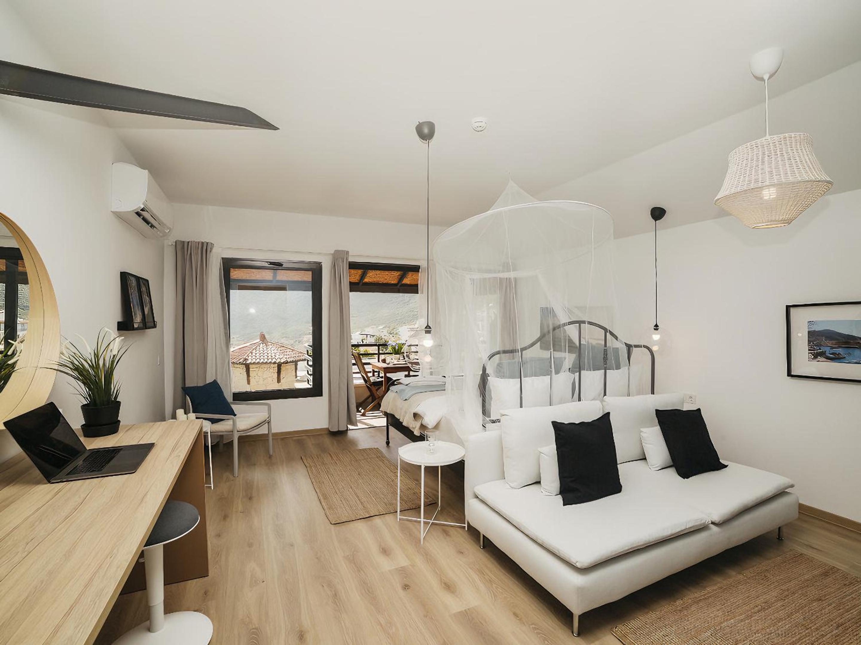 Deluxe Double Room with Balcony and Sea View