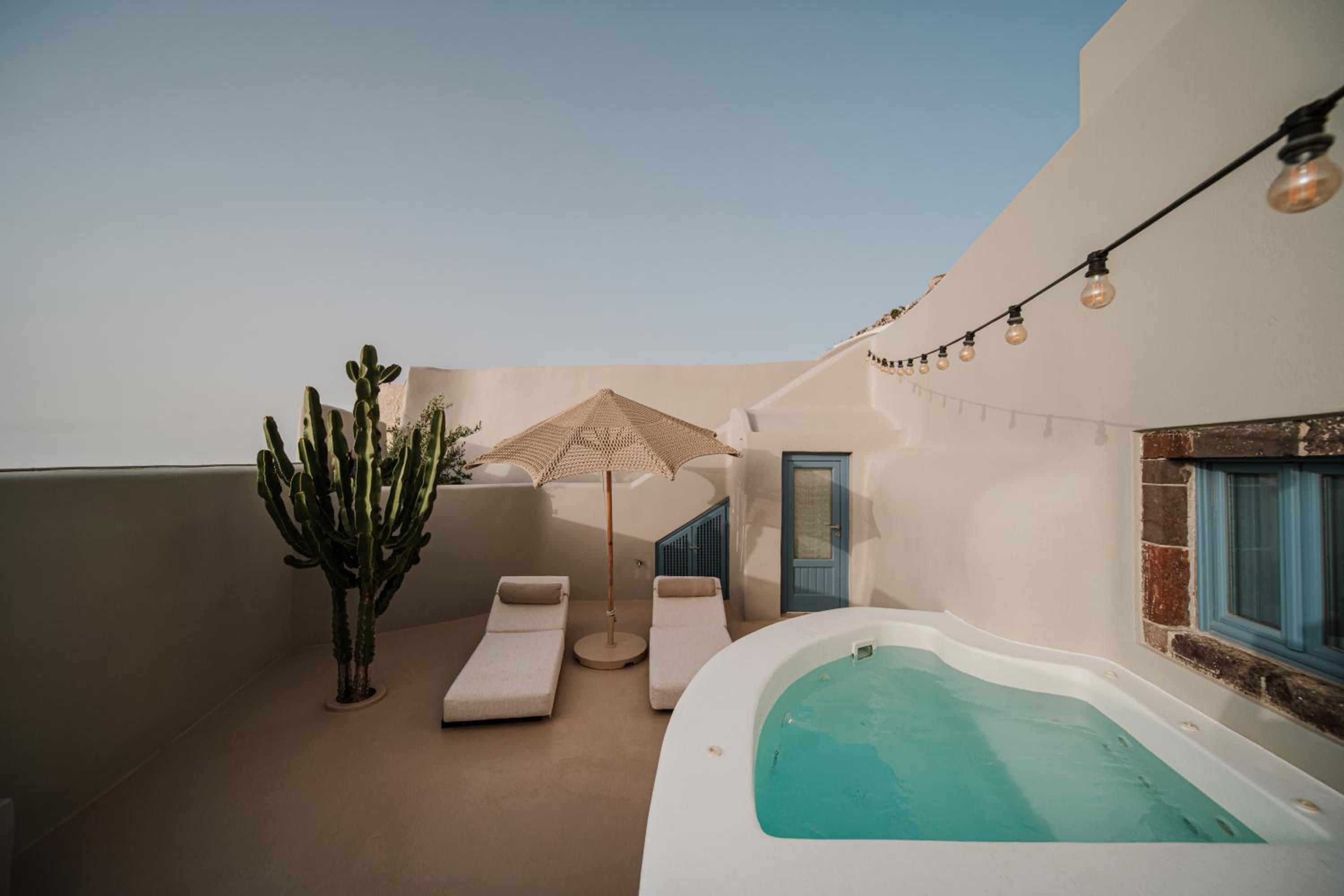 Pearl Suite with Outdoor Private Heated Tub - Photo 10