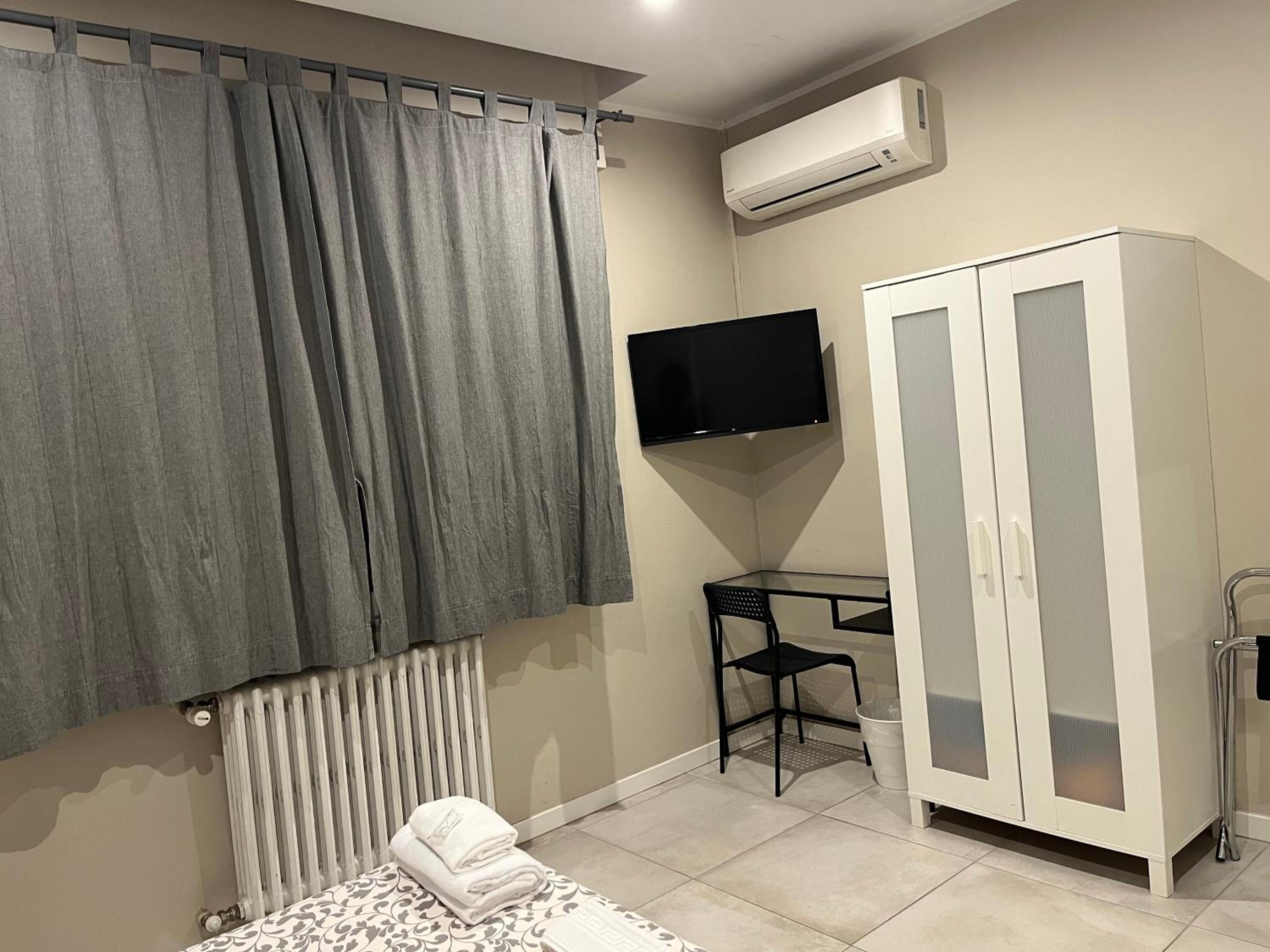 Double Room with Private External Bathroom photo 2