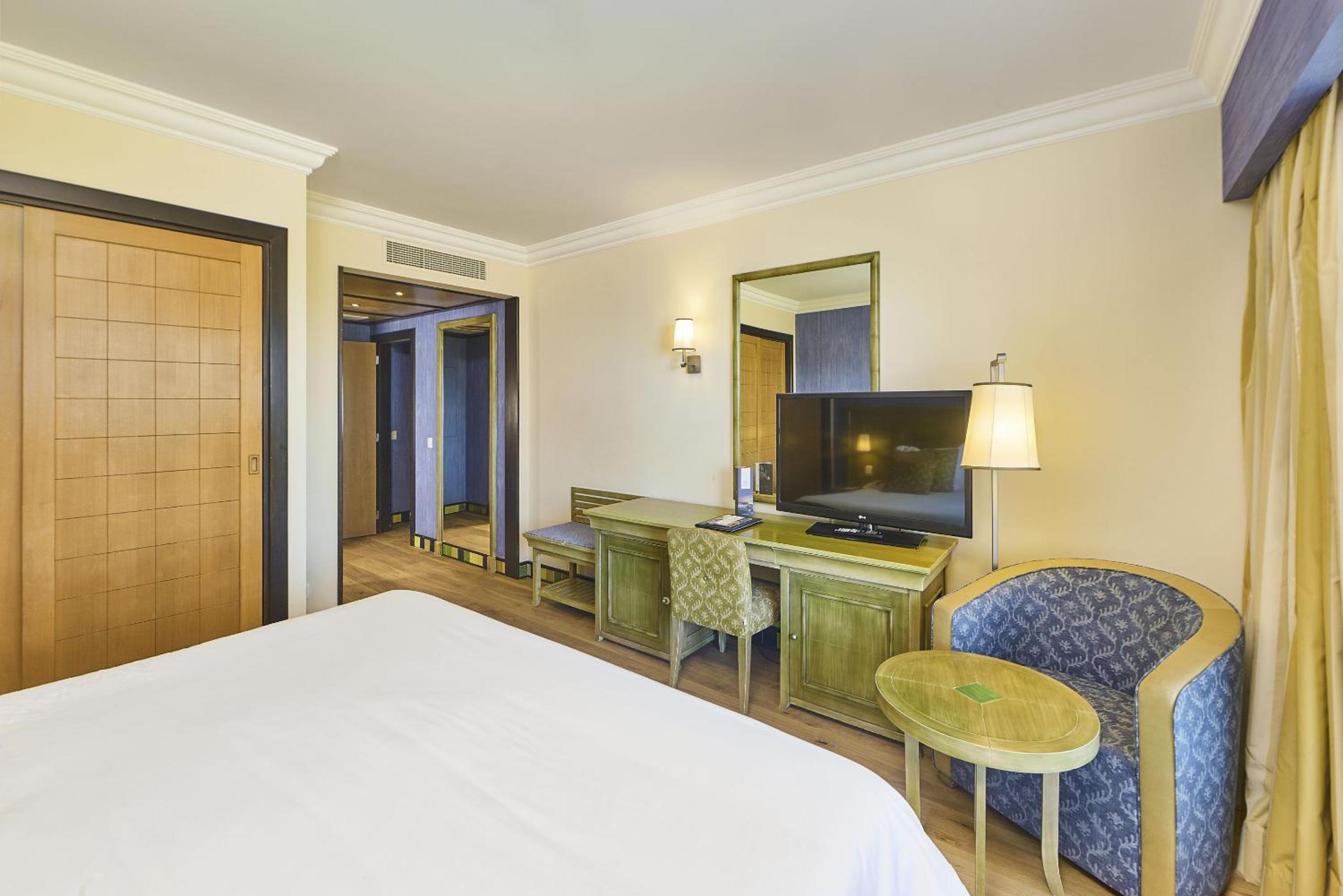 Suite with Resort View - Photo 7