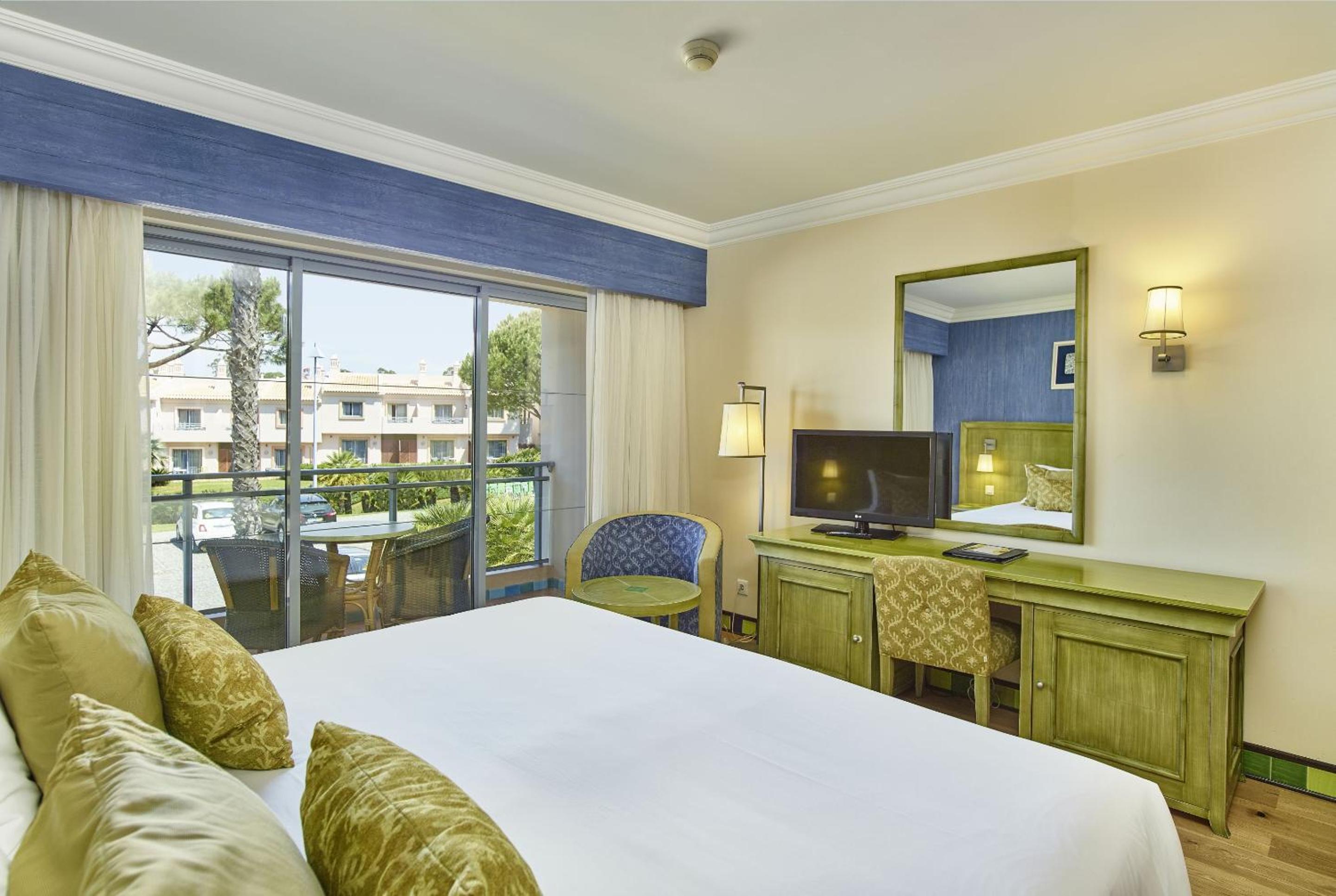 Suite with Resort View - Photo 10