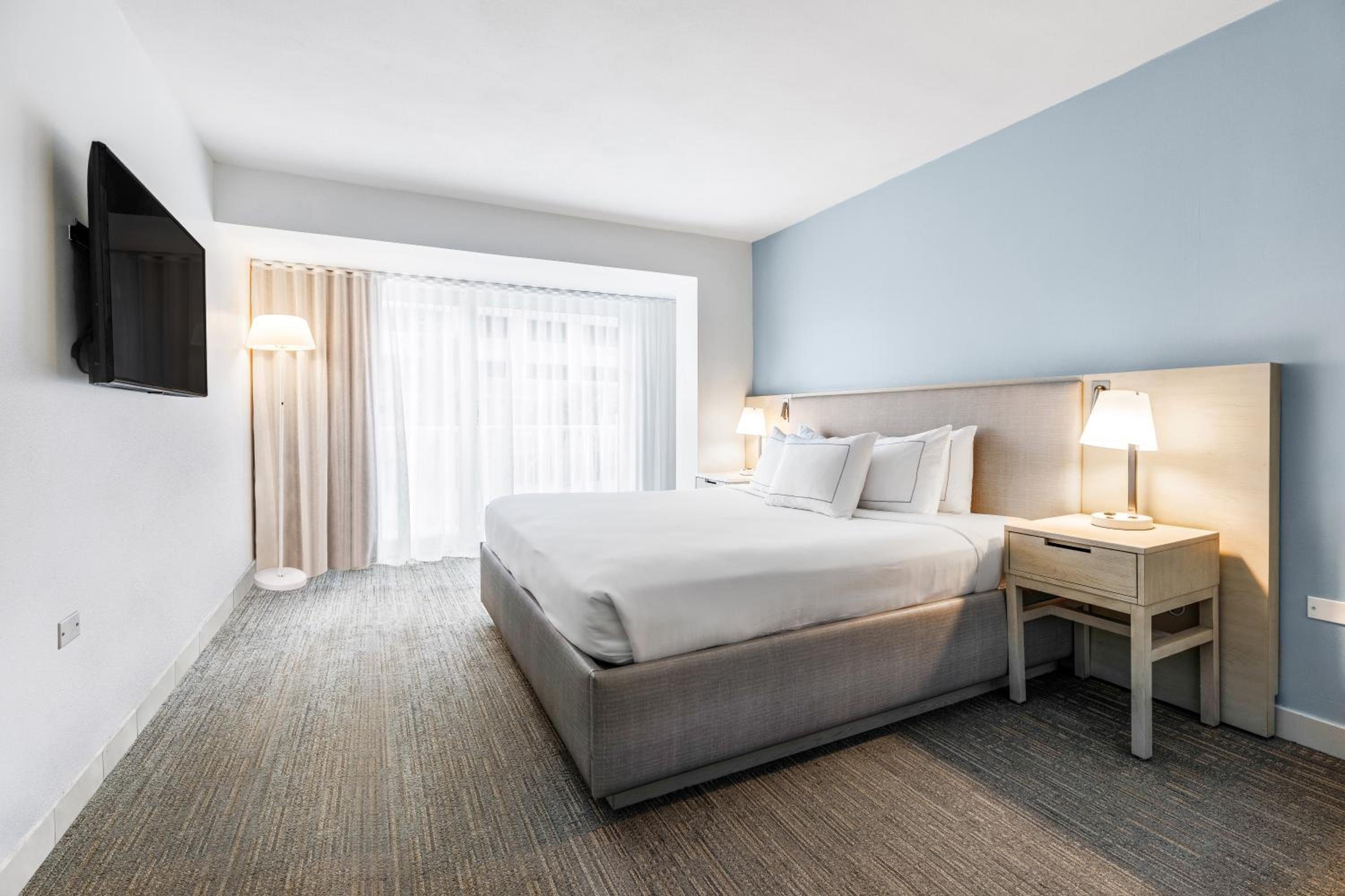 King Room with Tub - Mobility and Hearing Access - Photo 1