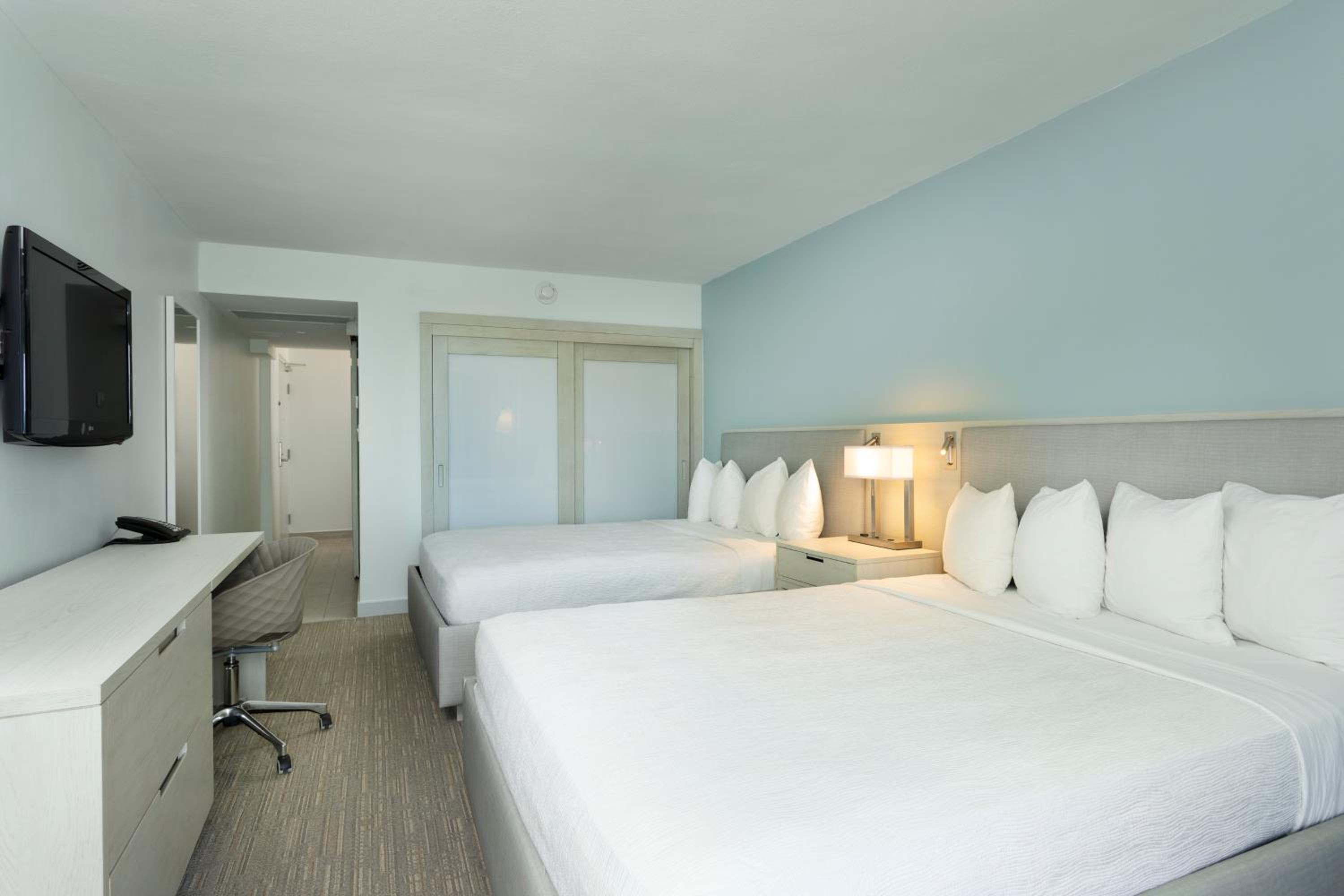 Queen Room with Two Queen Beds - Blue Tower - Photo 3