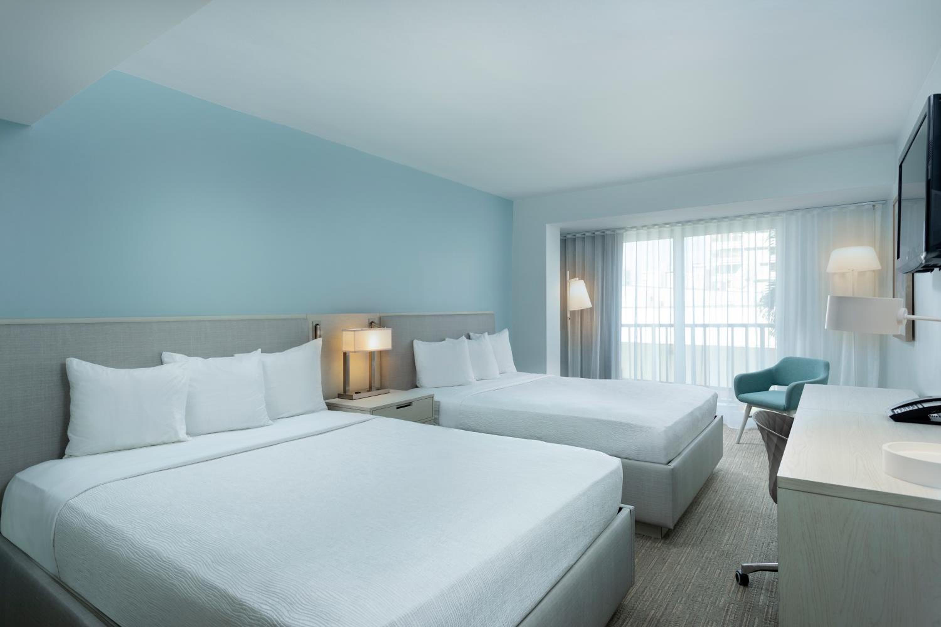 Queen Room with Two Queen Beds - Blue Tower - Photo 4