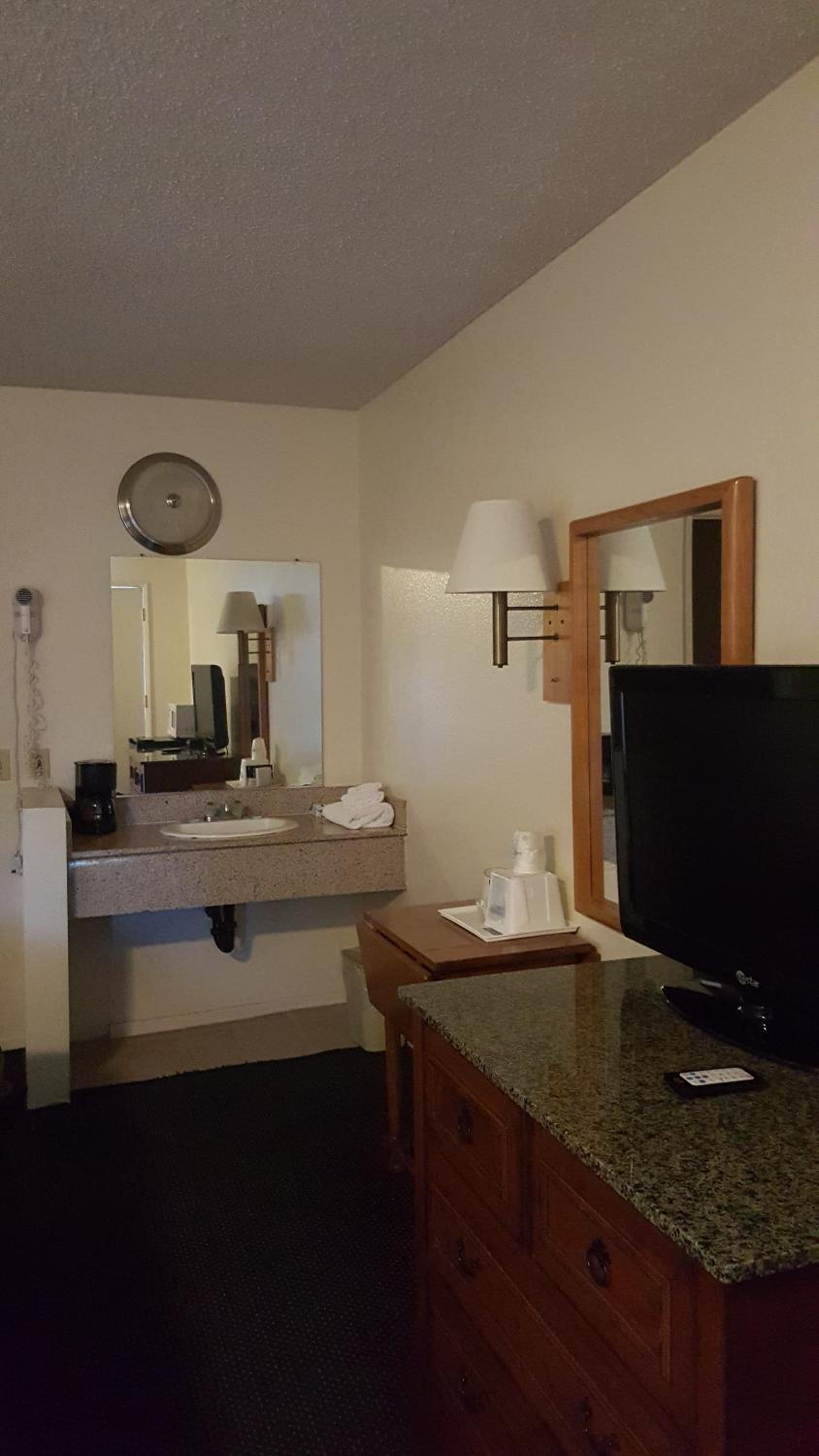Deluxe King Room with Two King Beds - Non-Smoking photo 3