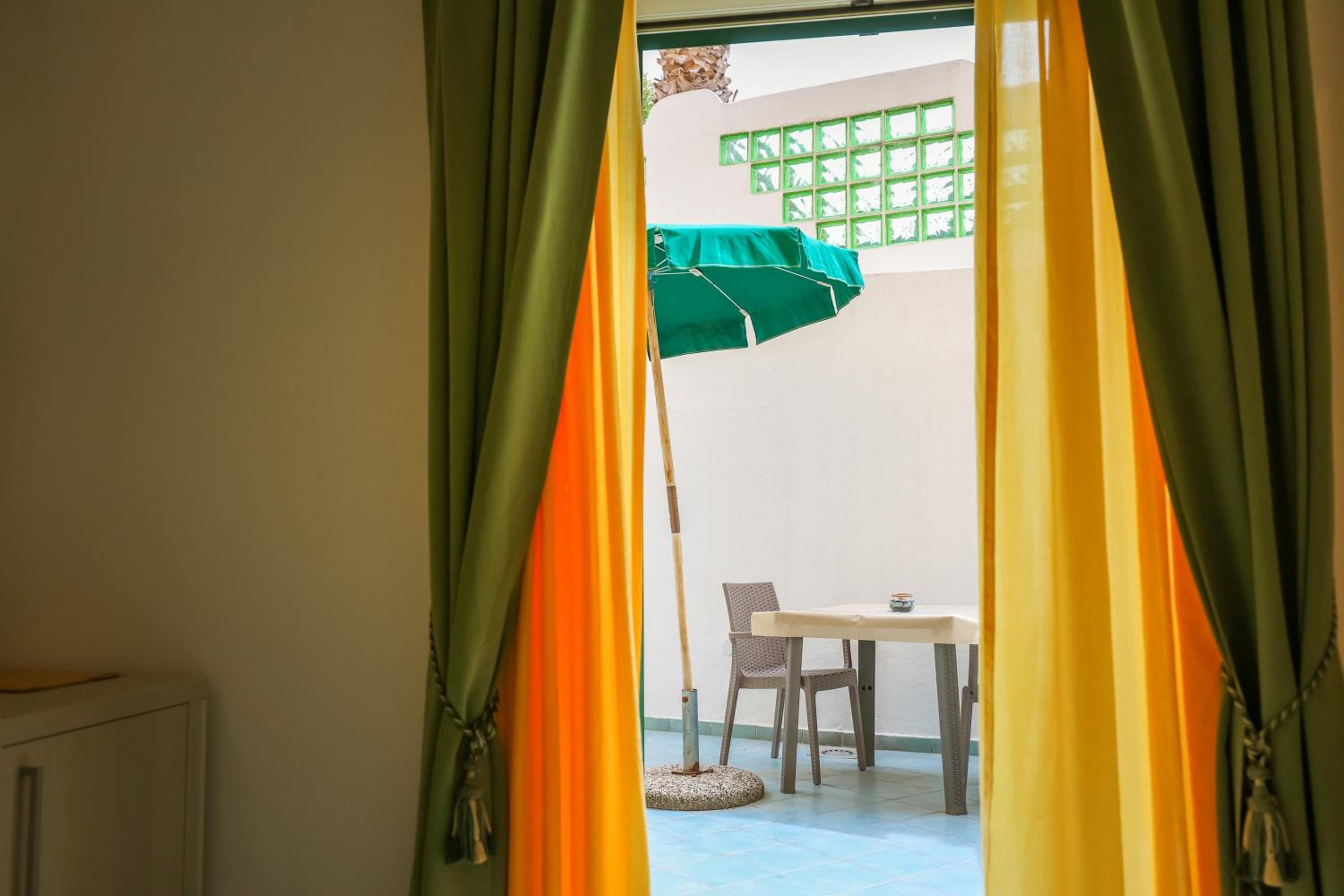 Double Room with Patio - Photo 2