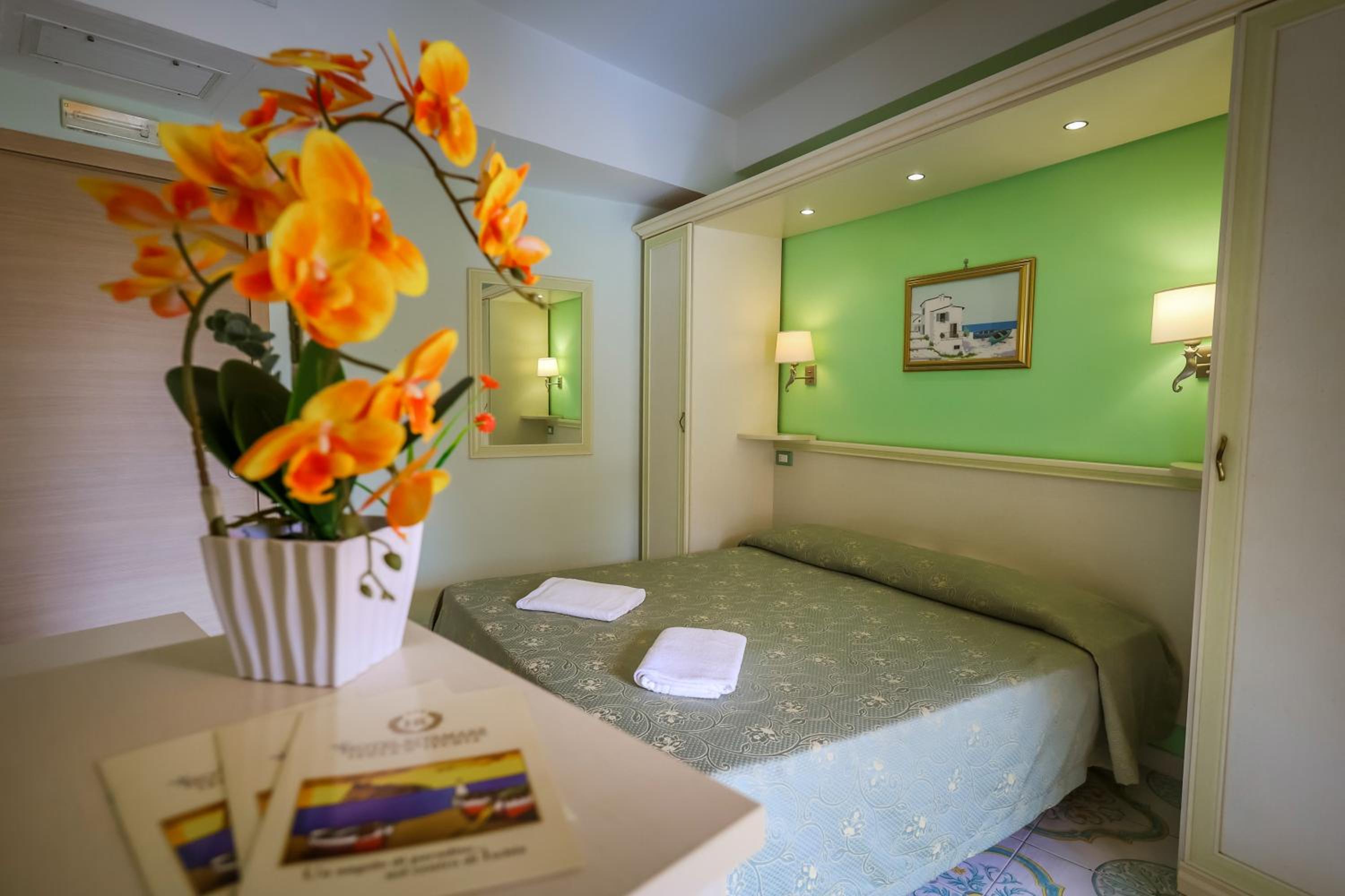 Double Room with Balcony - Photo 3