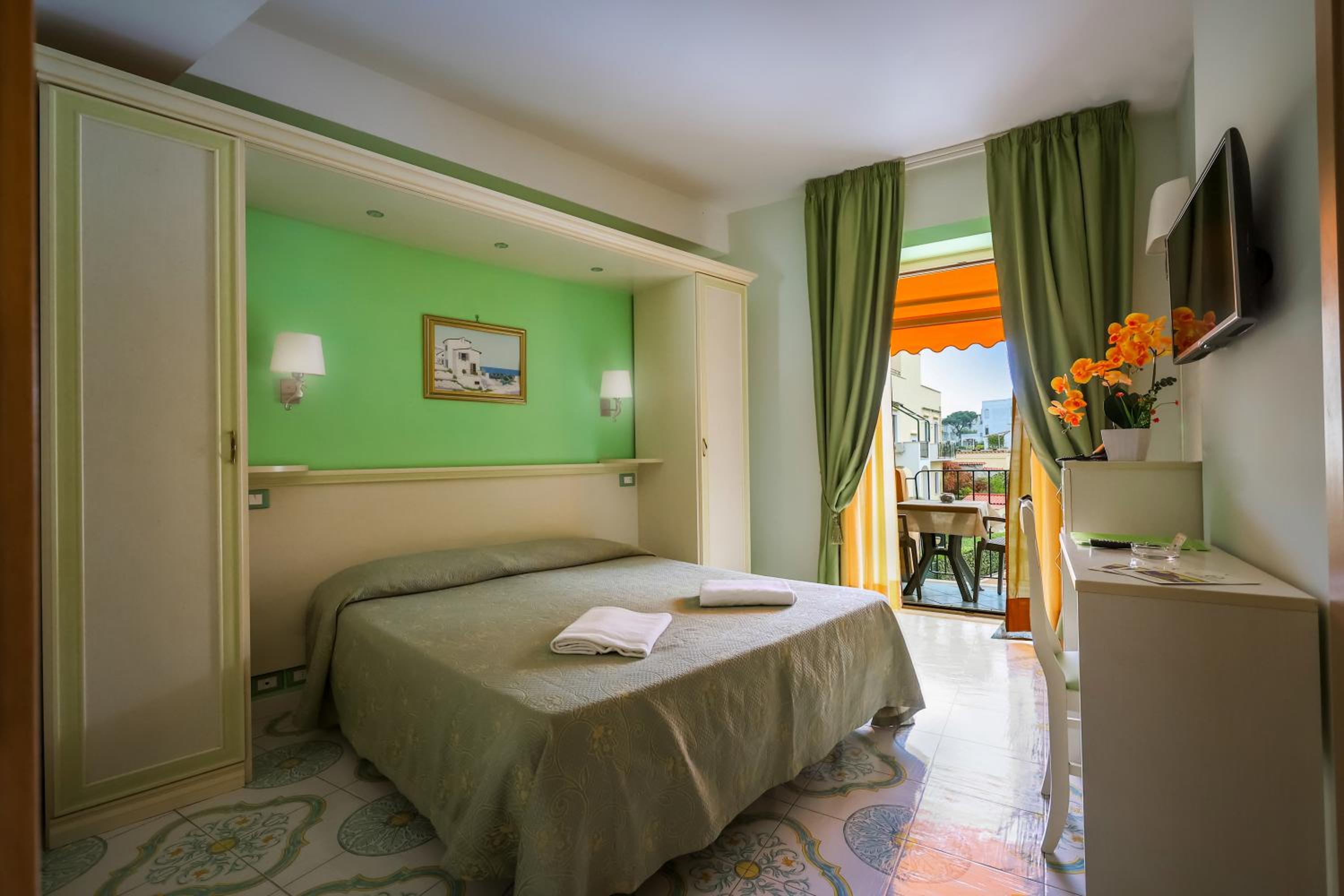 Double Room with Balcony - Photo 1