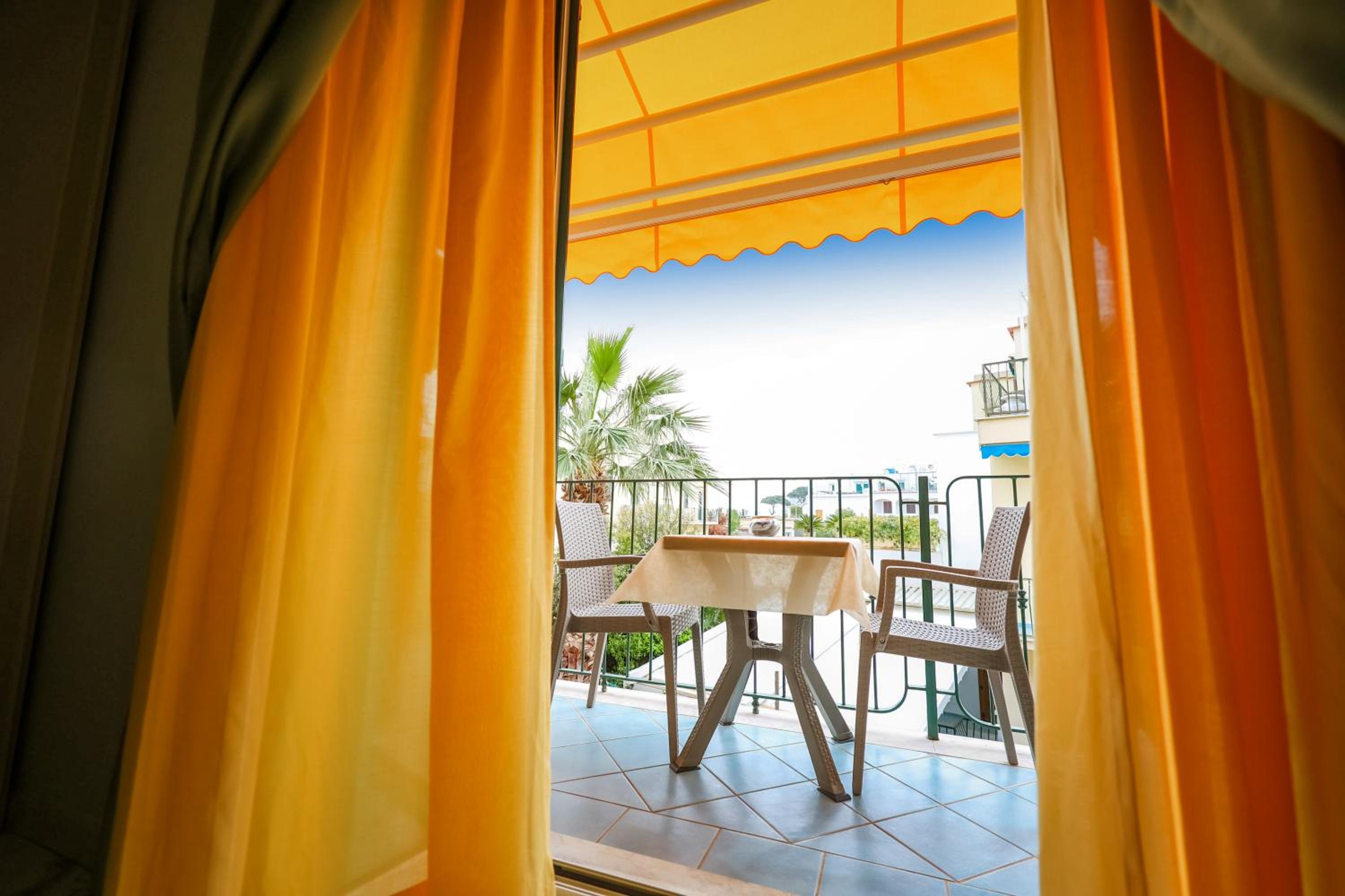 Double Room with Balcony - Photo 2