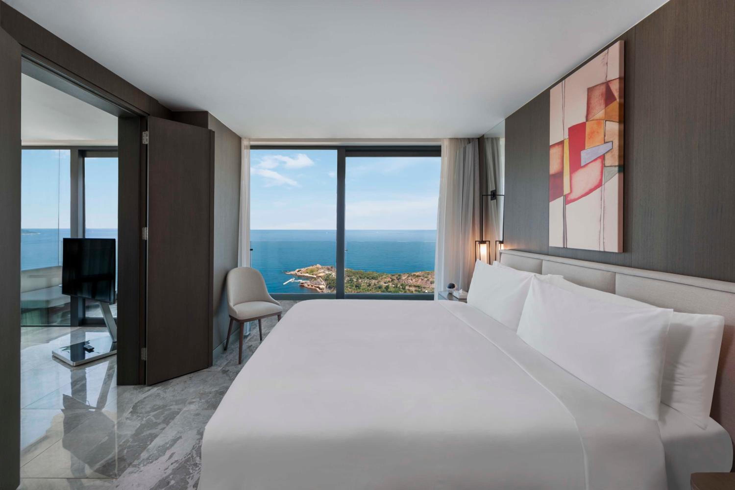 King Suite with Sea View thumbnail 6