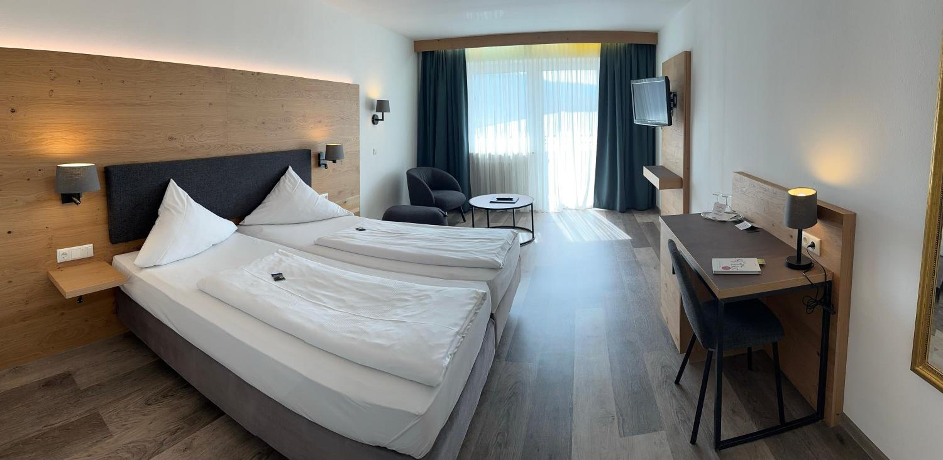 Deluxe Double Room with Balcony - Photo 1