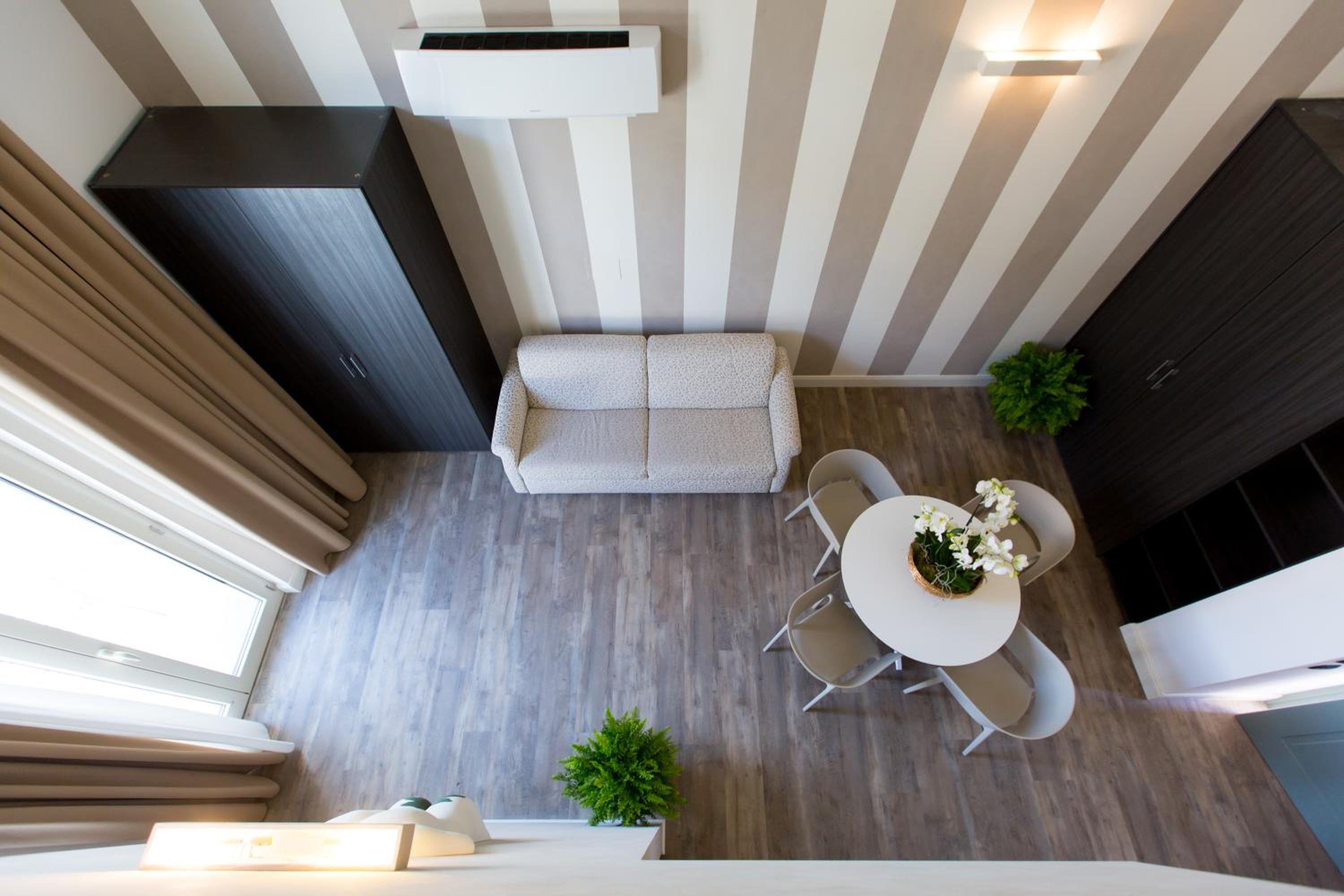 Family Room with Lake View photo 3