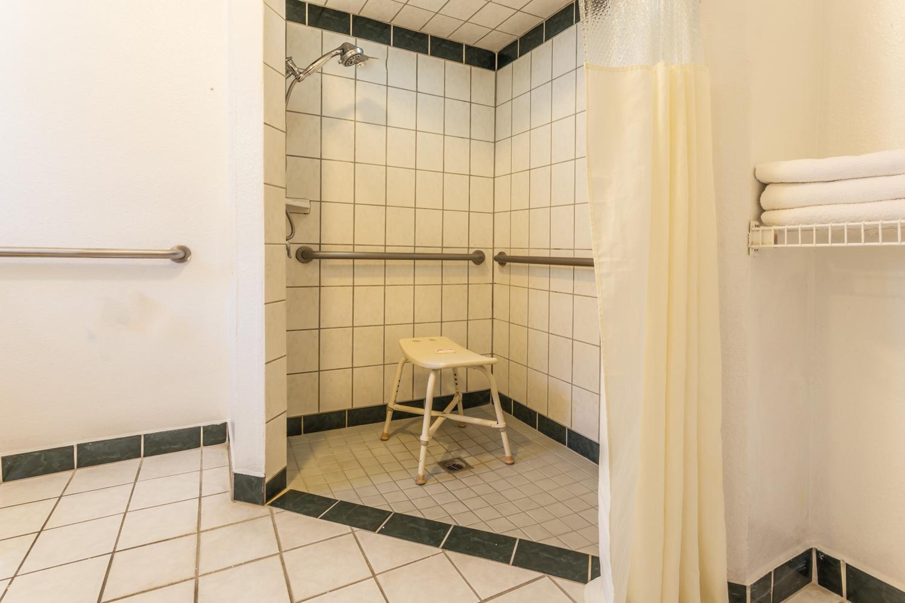 King Room - Disability Access - Non-Smoking - Photo 3
