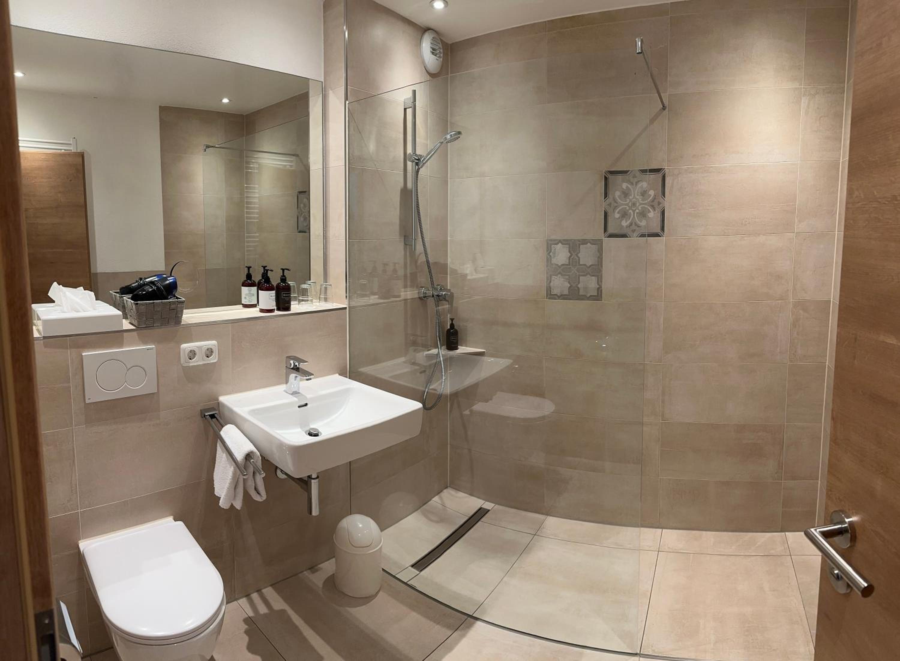 Deluxe Double Room with Balcony - Photo 6