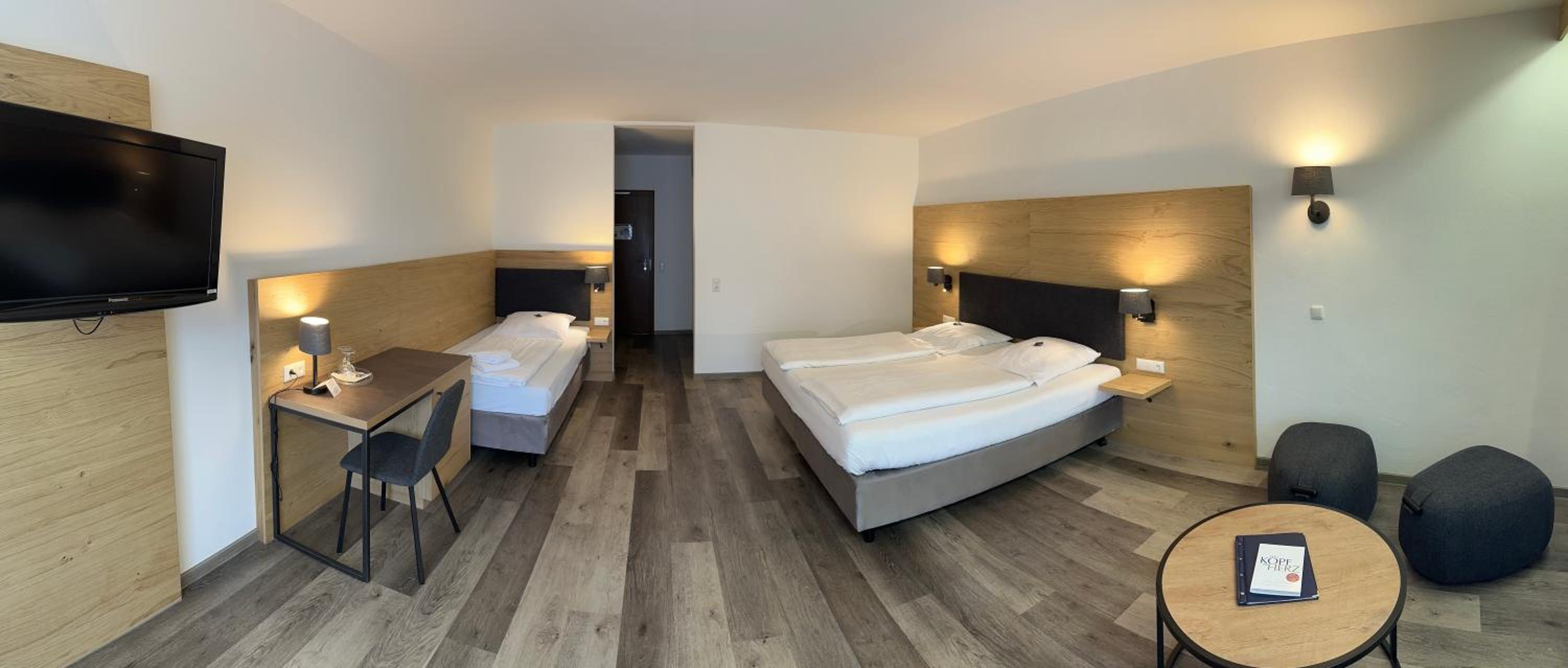Deluxe Double Room with Balcony - Photo 5