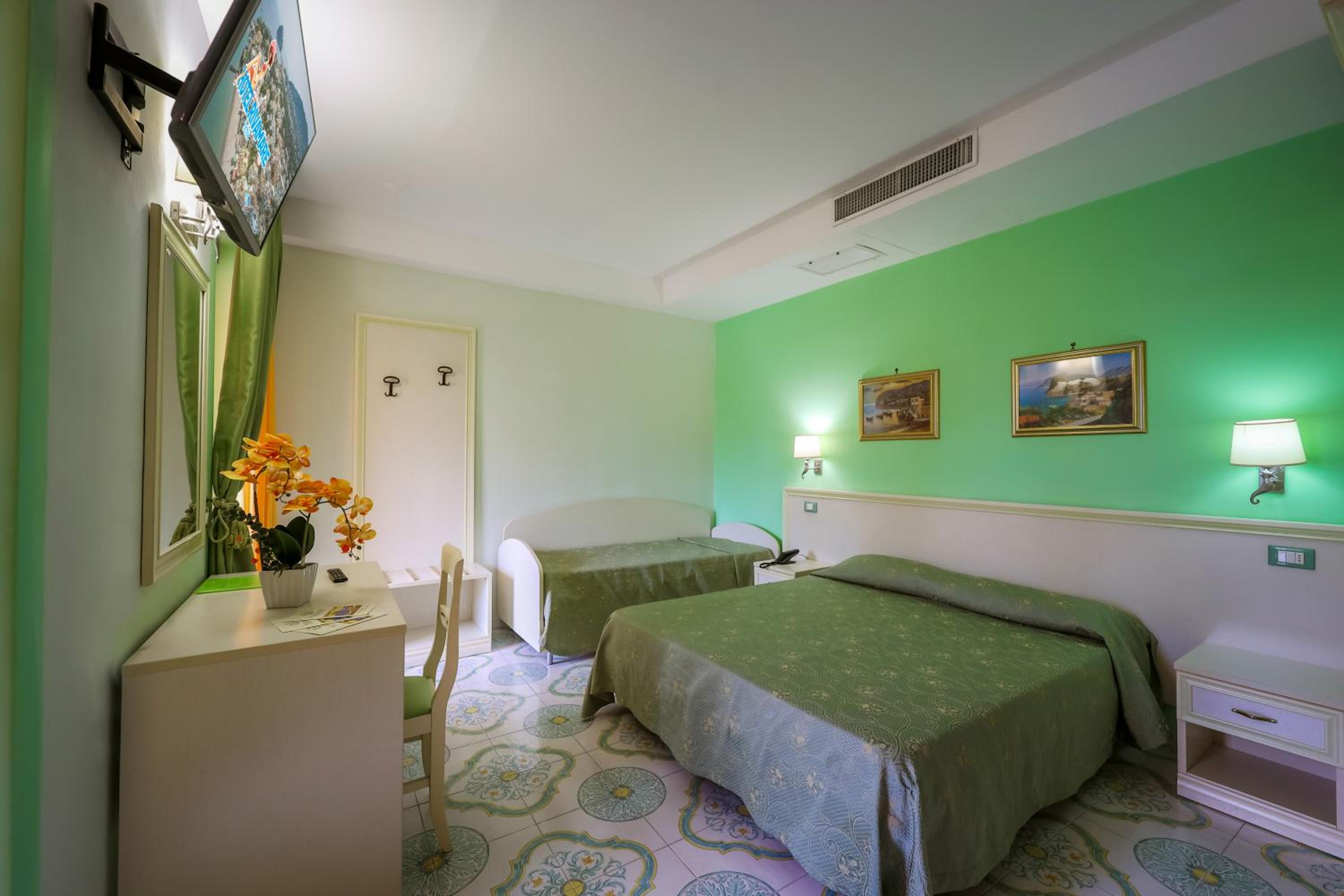 Double Room with Balcony - Photo 4
