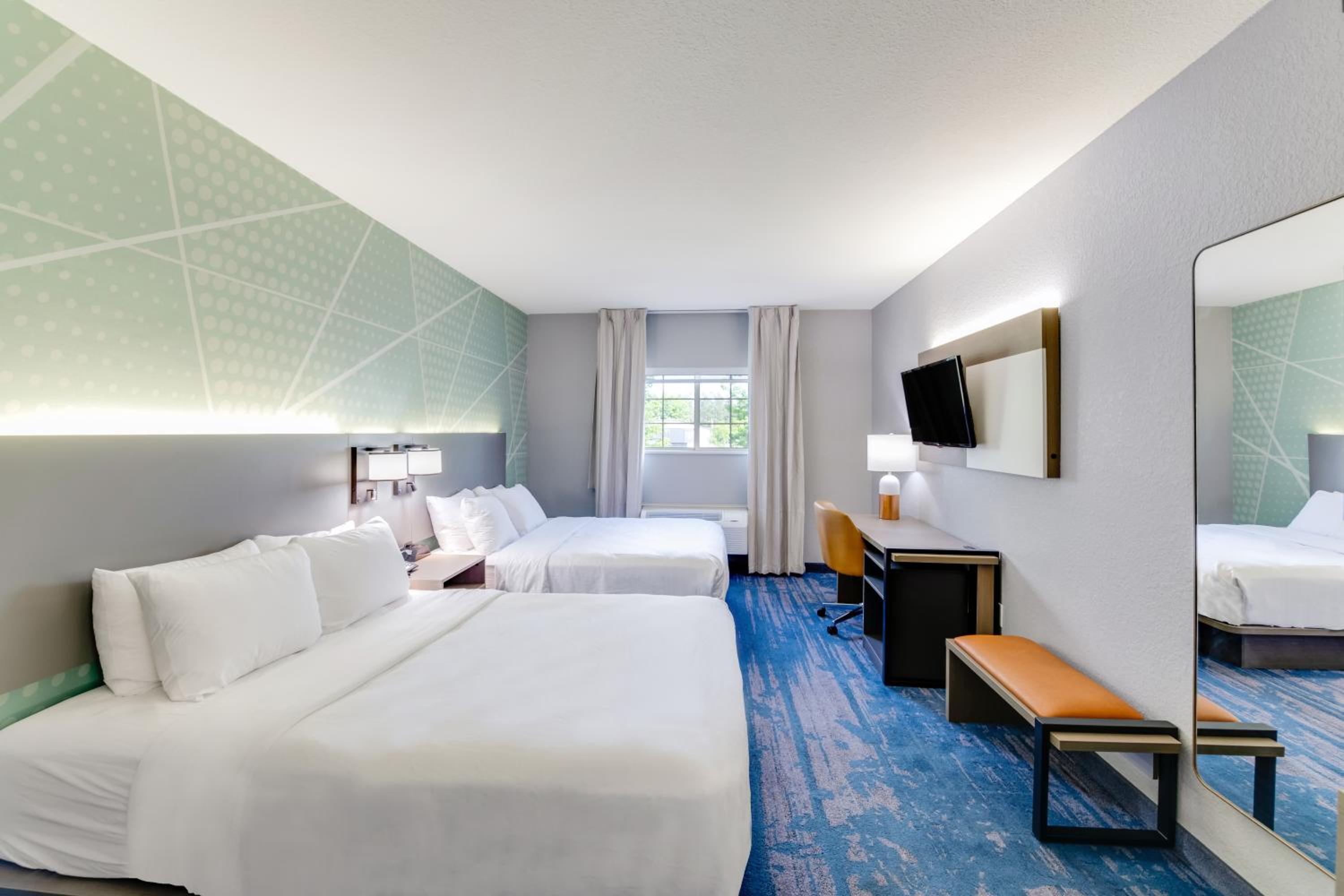 Quadruple Room with Two Queen Beds - Non Smoking - Photo 1