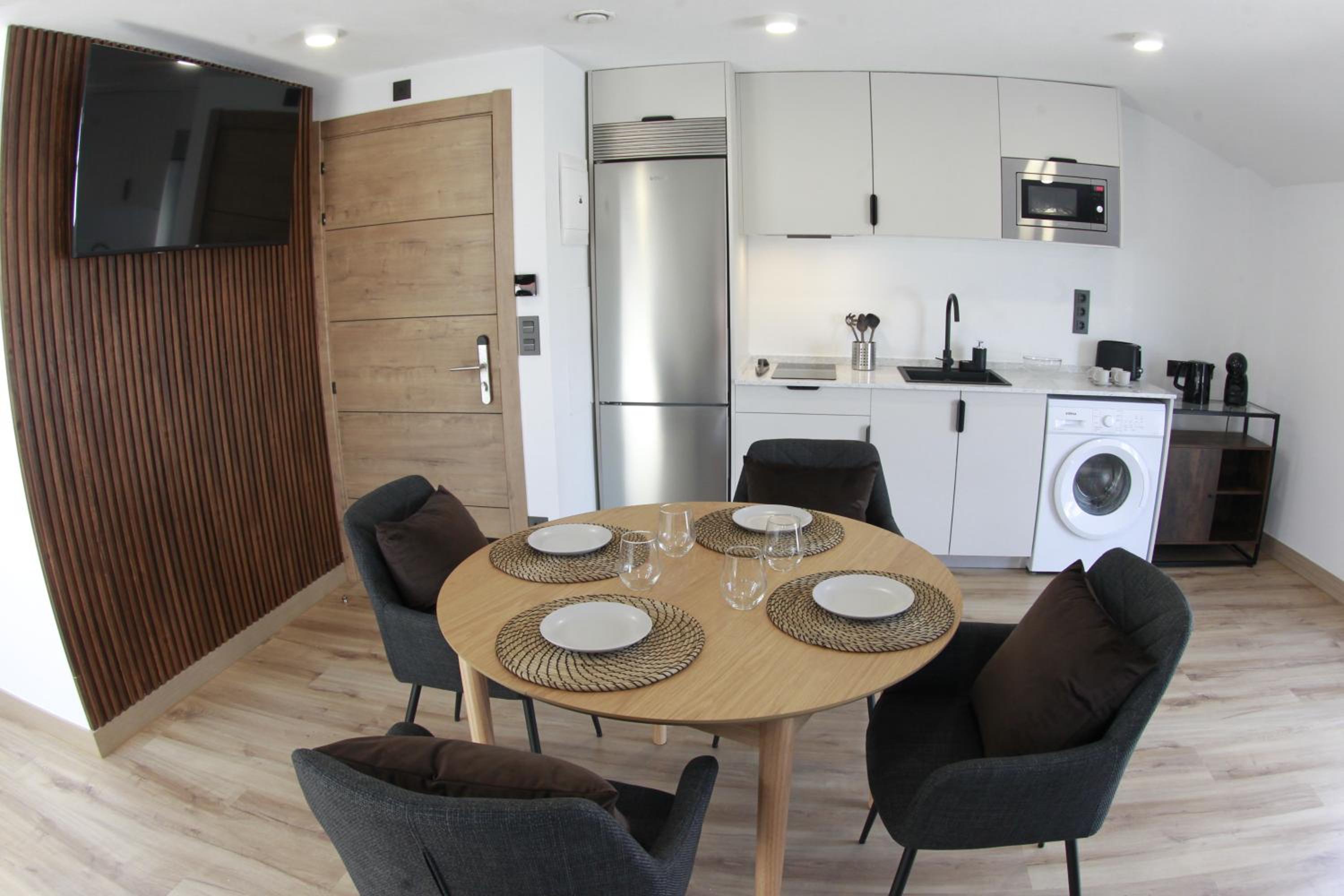 Deluxe One-Bedroom Apartment with City View photo 2
